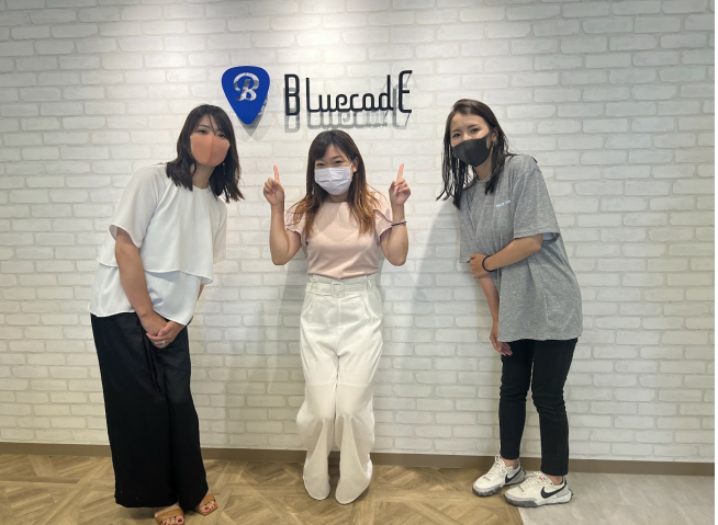 ※左より、bluecode代表・PRサポーターりさ・bluecode釣り好きWEBディレクター