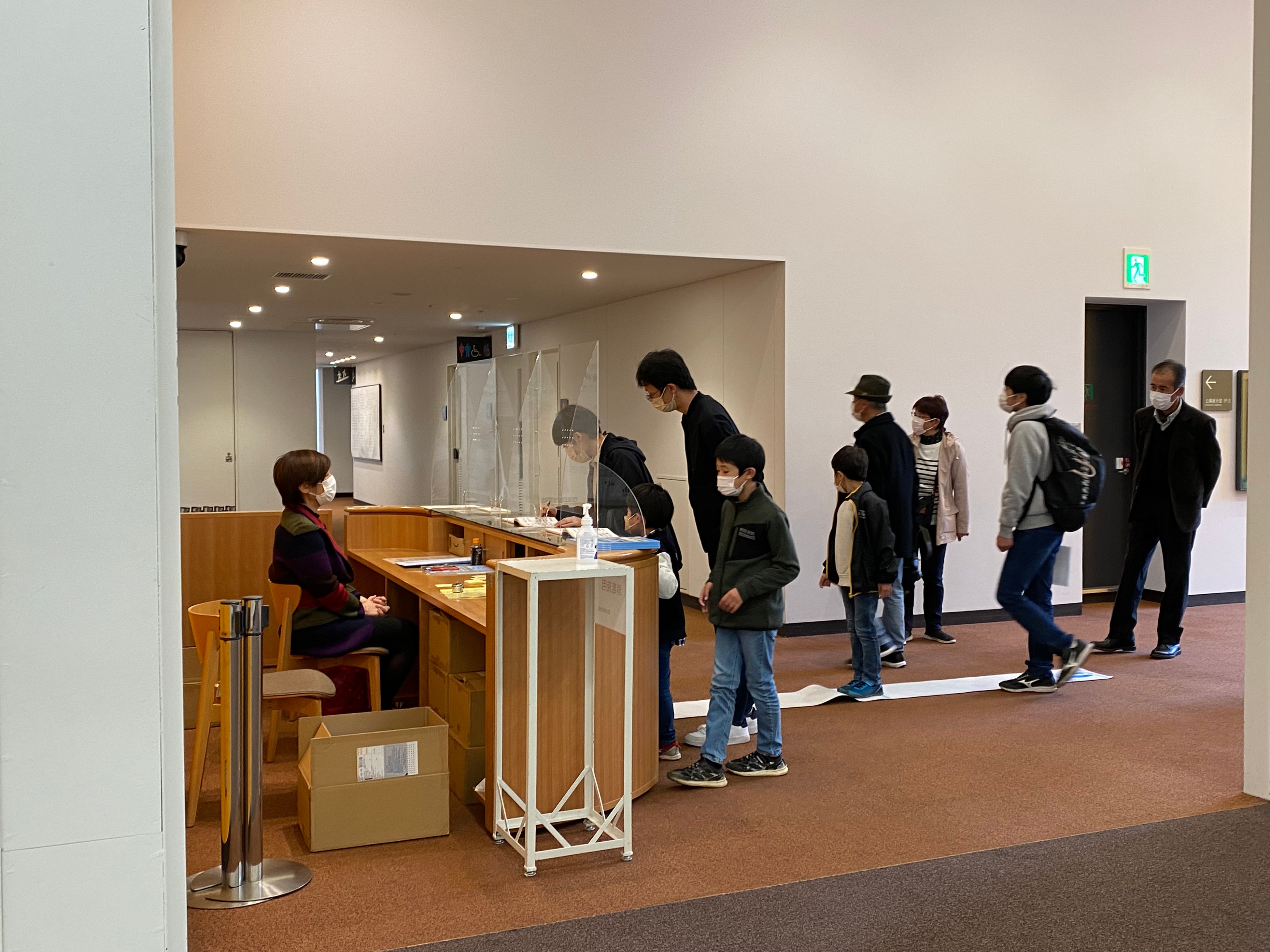 〈東京都美術館 1階第二公募展示室　2021年絵画展の様子〉