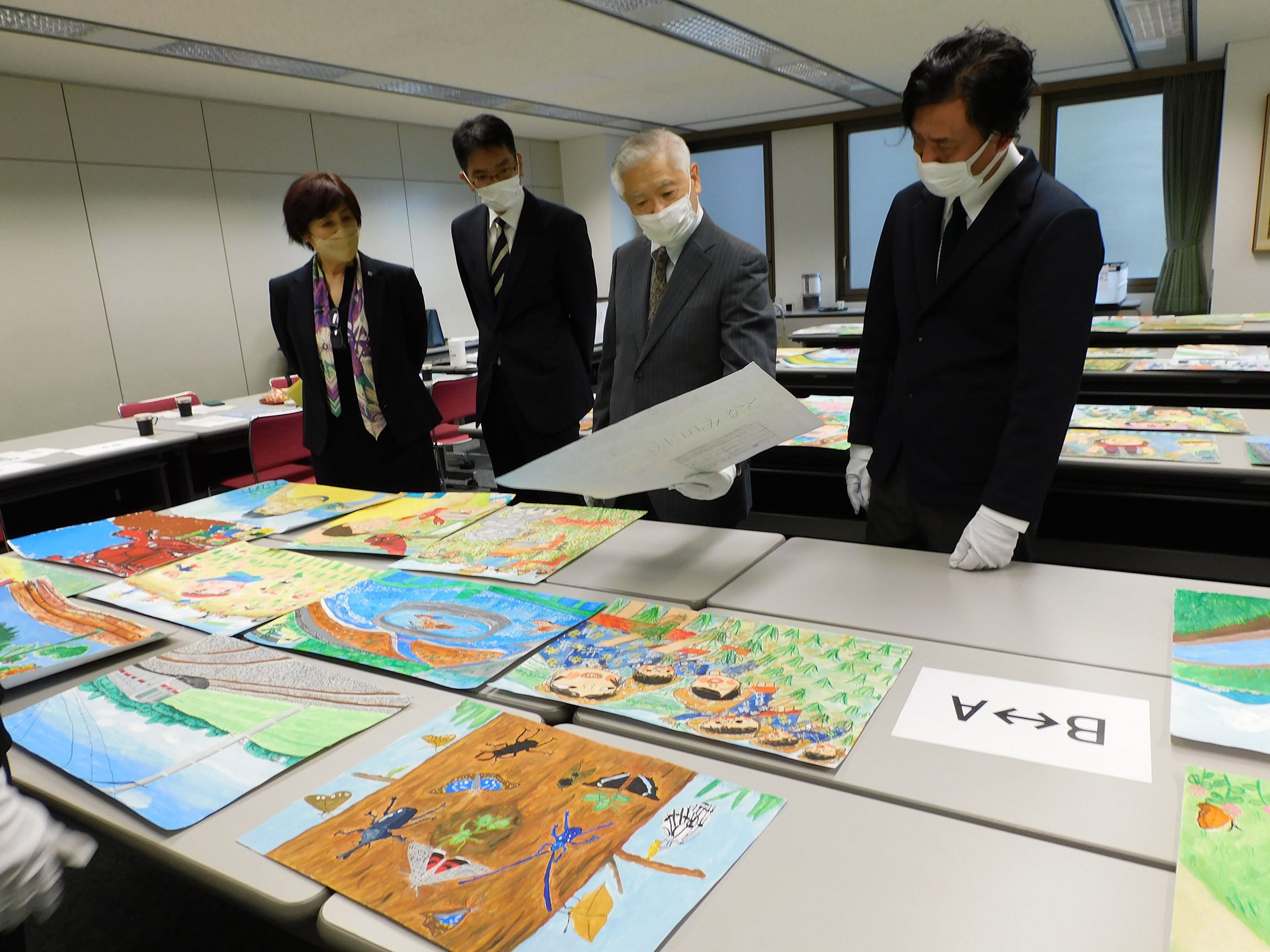 〈本年の審査会の様子〉