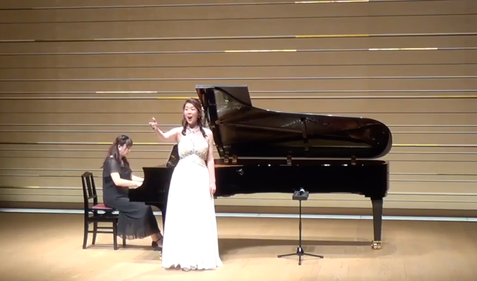 2019年開催時：カフェトークで歌を教えるSaya講師も出演