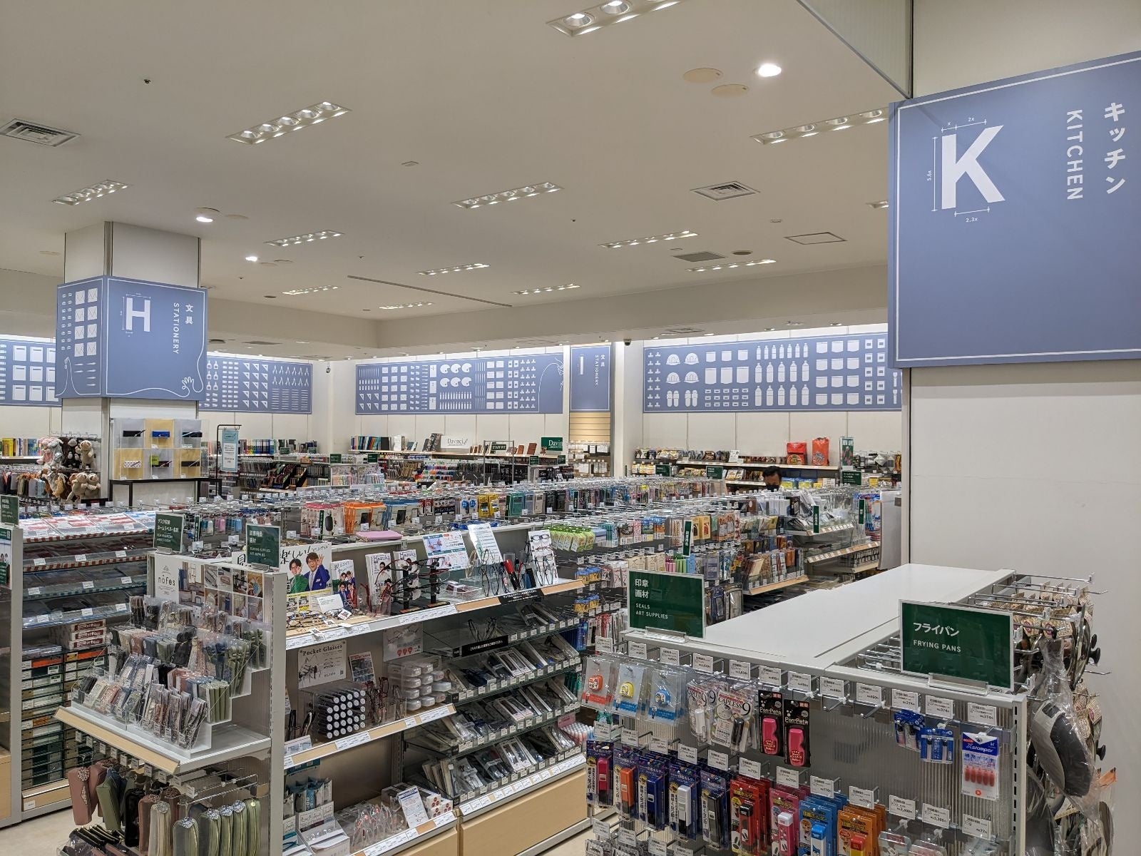 商品カテゴリーをイメージしたピクトで遠目にも賑やかに