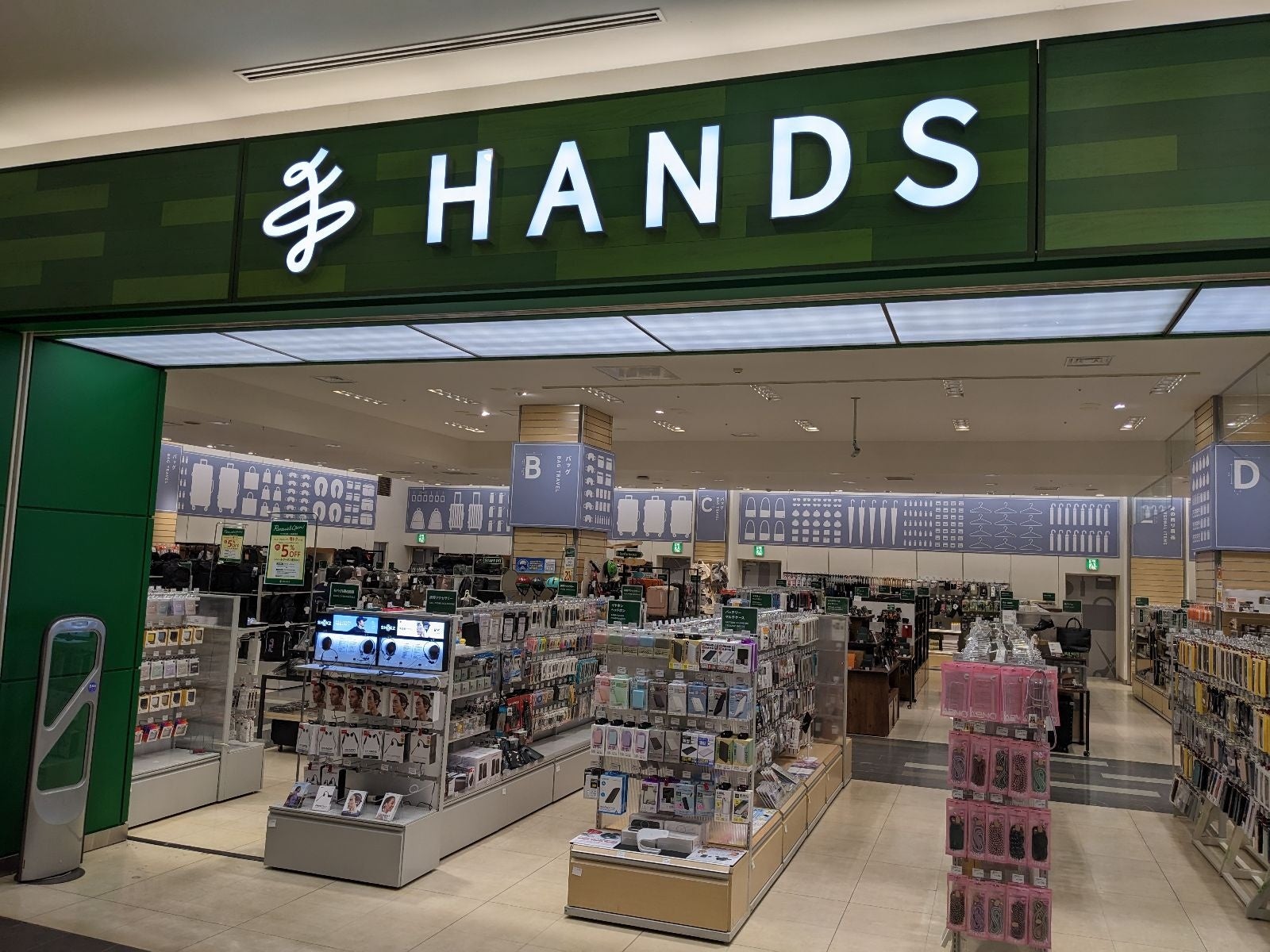 ハンズグリーンとブルーグレーの配色で店内明るく