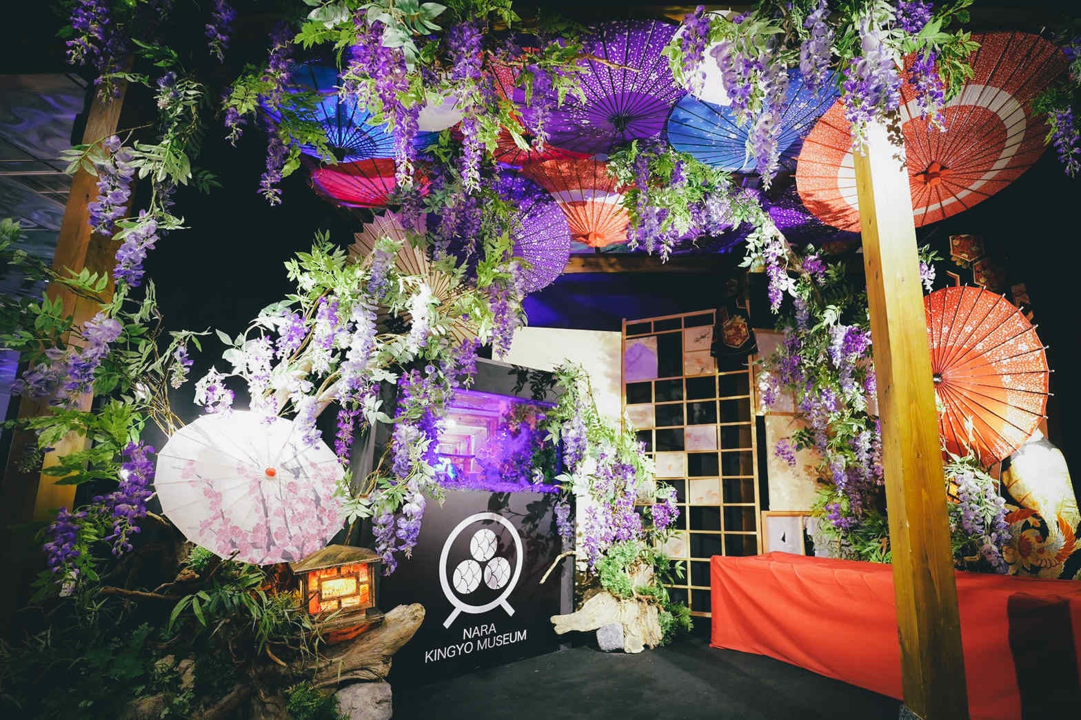 奈良県に紫色の高貴な花と金魚が織り成す 新たな藤の名所が誕生 藤の花400本が装飾された 藤波と金魚 22 が期間限定で開催 株式会社uws Entertainmentのプレスリリース
