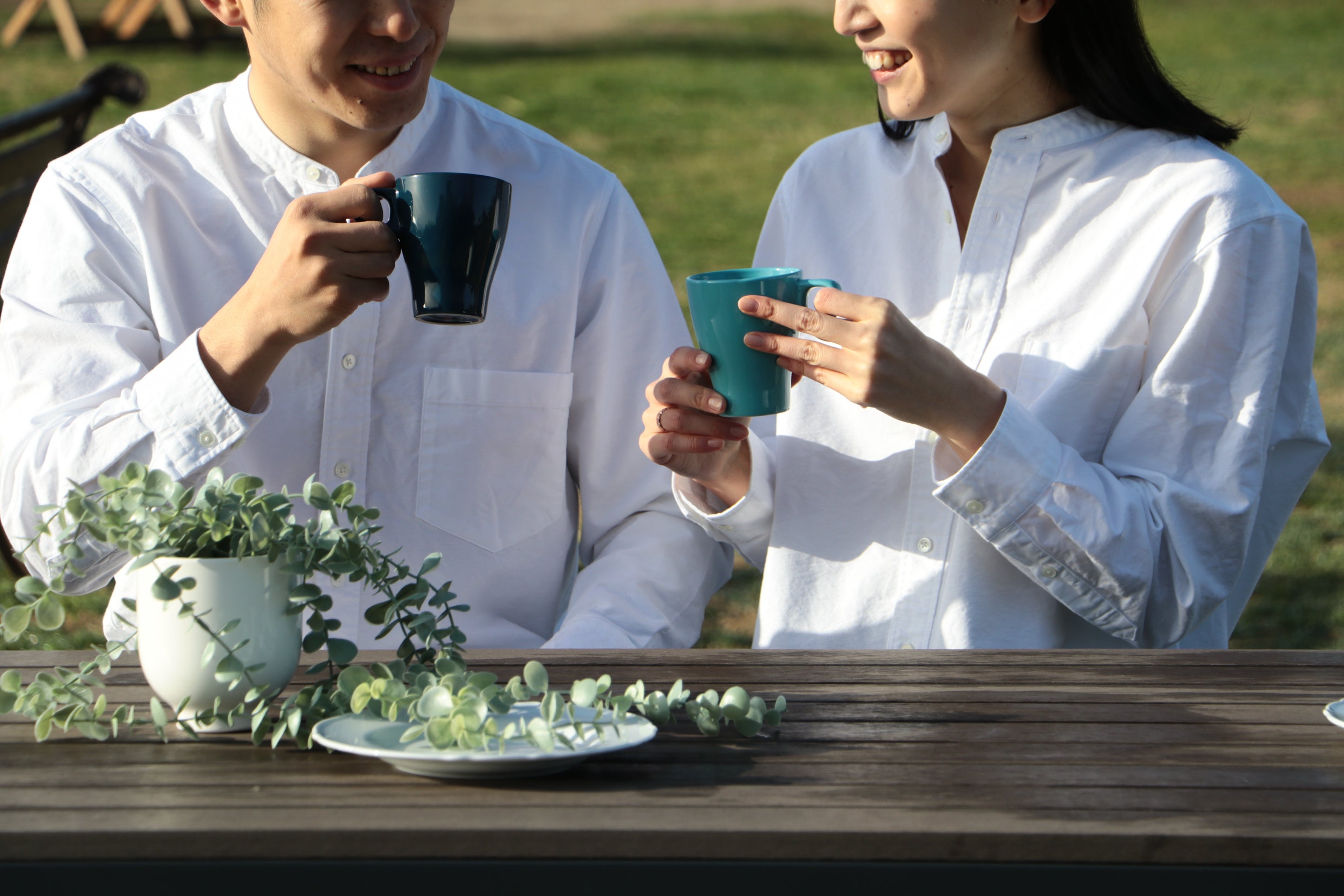 着こなす人によって変化が生まれるベーシックなデザイン。 柔らかい雰囲気のスタンドカラーや、袖口の太さを調整できるアジャストボタンがポイント。