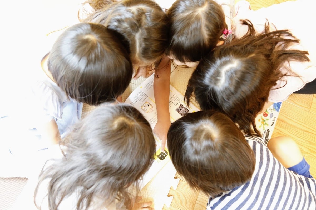 カタログに見いるこども達