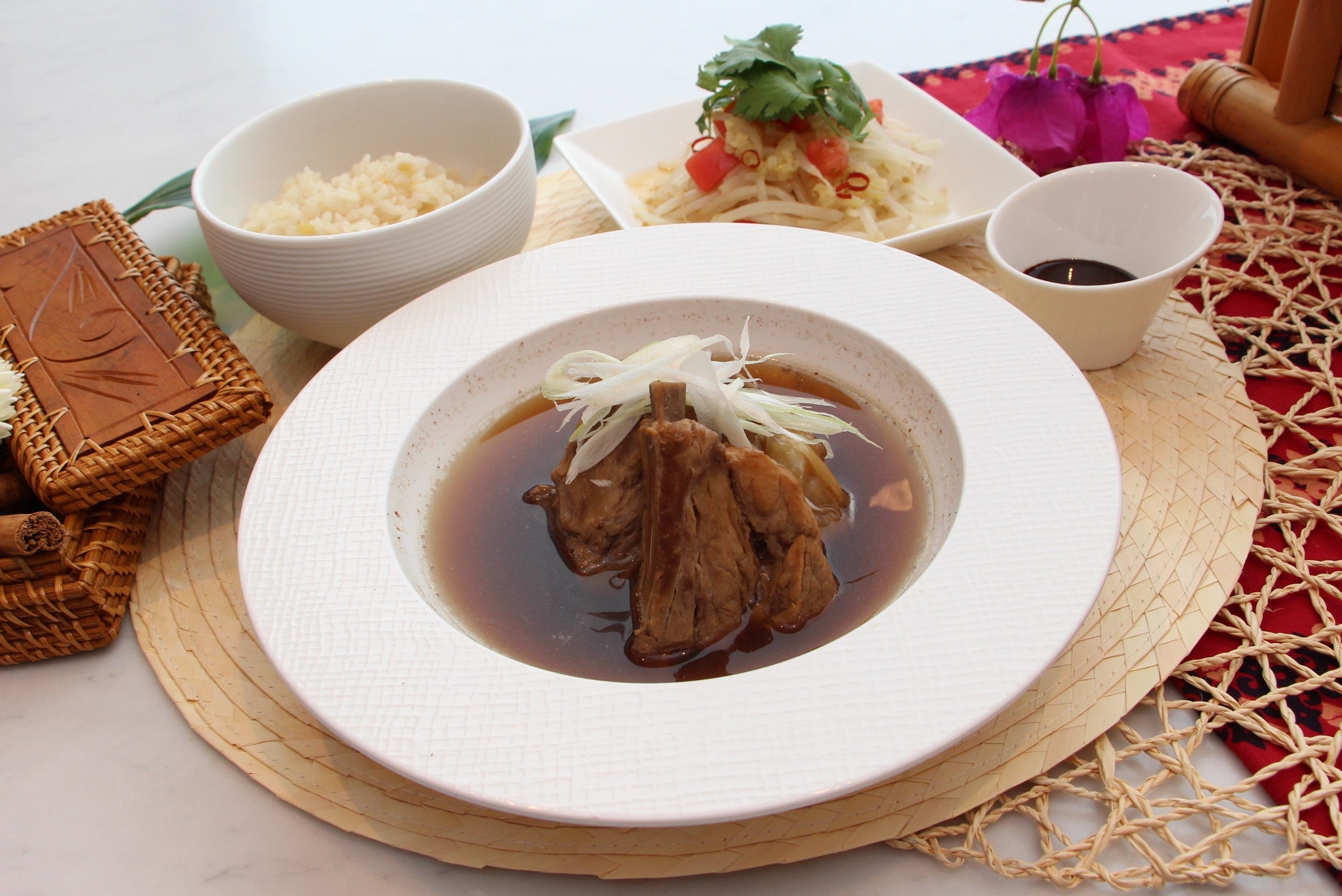 スペアリブをガーリックなどの薬味と一緒に煮込んだ醤油ベースのスープ料理。チキンライスともやしの葱生姜ソースと合わせて本場の定食スタイルで提供します。