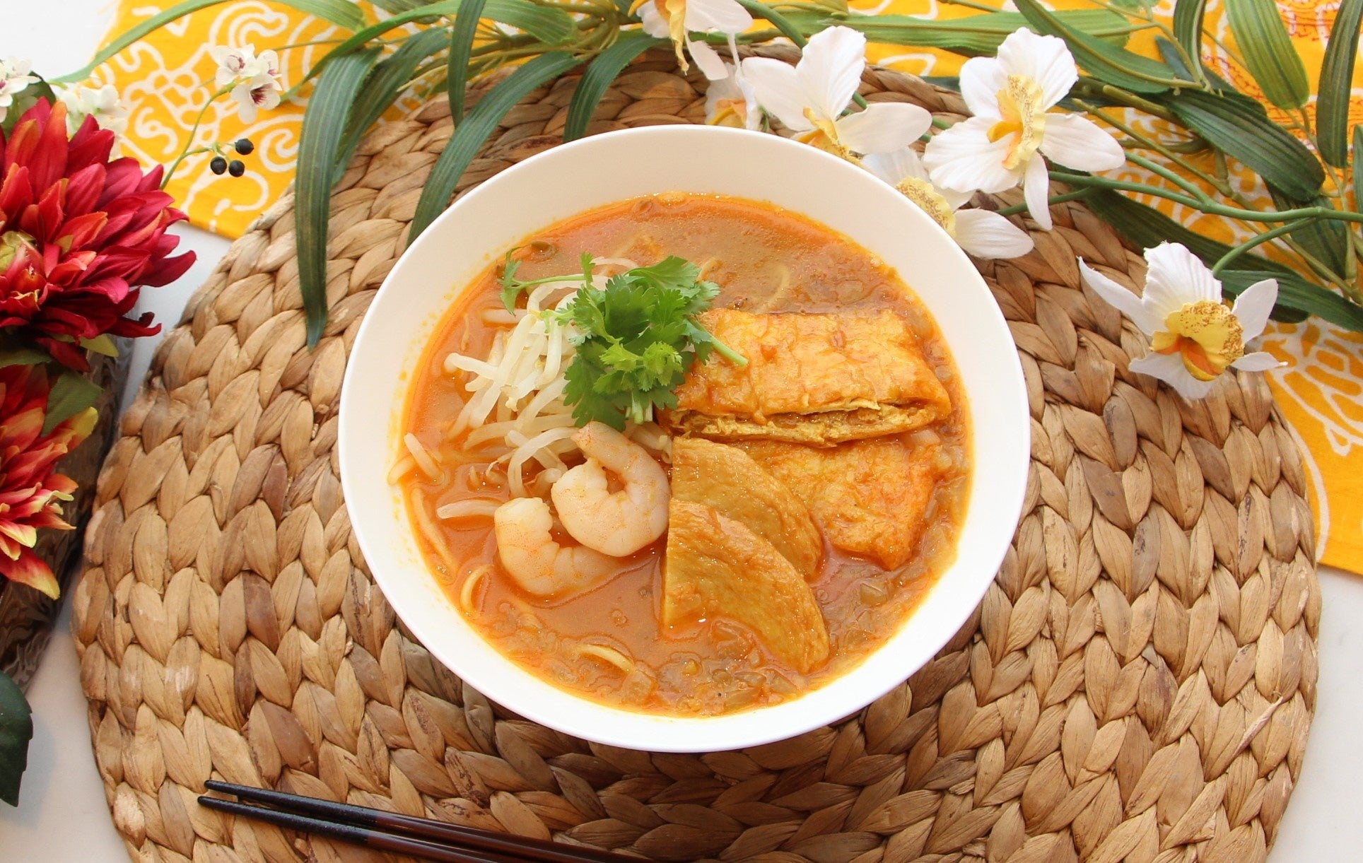 シンガポール定番の麺料理。ココナッツミルクのほんのりした甘さとエビの出汁、香辛料のきいたスパイシーなスープが特徴。暑い季節にも食欲をそそります。