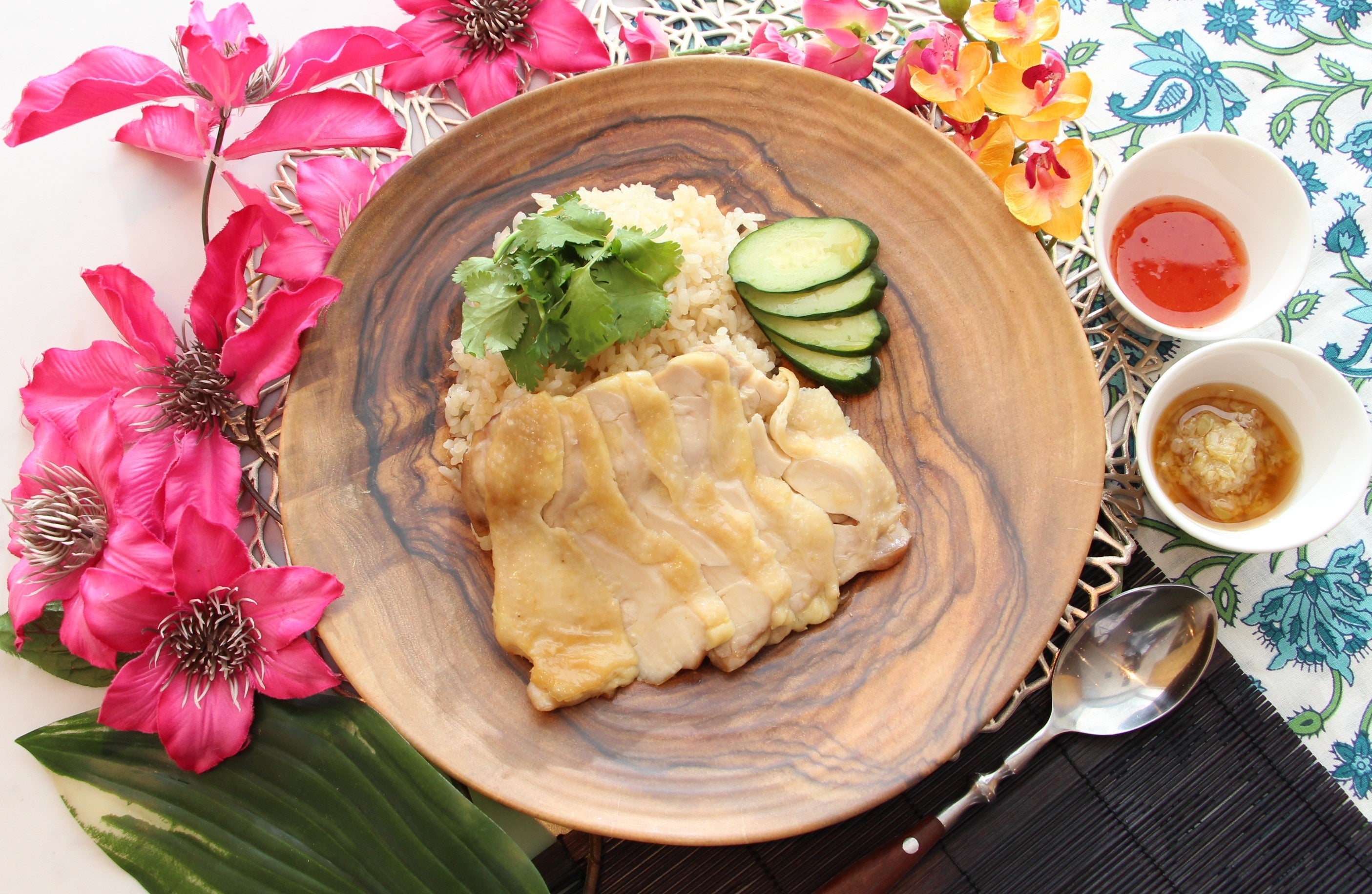 シンガポールをはじめ、中国の海南省・広東省・香港、マレーシア、タイなど多くの国で浸透している屋台料理。柔らかくゆでたジューシーな鶏肉と香り高いライスを、本場仕込みの２種のソースで味わいます。