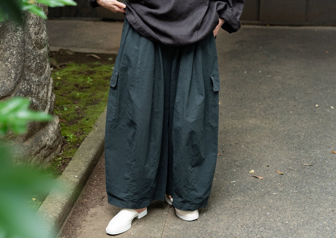 ネストロ-ブ カ-ゴパンツ ボリュームたっぷりで風通し抜群。天然素材ならではの清涼感と軽