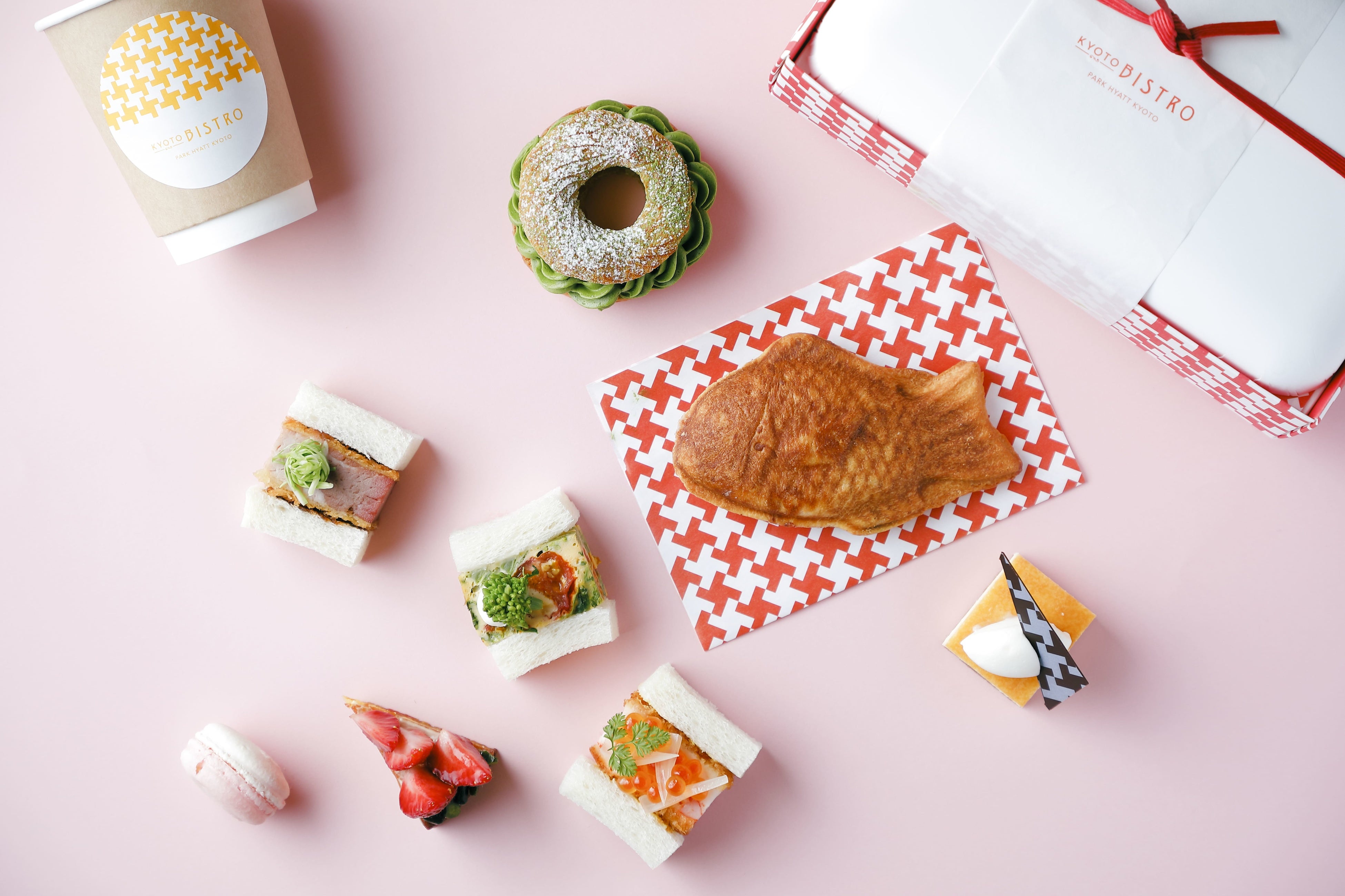 「KYOTO BISTRO」の店内にも描かれている千鳥格子を用いたデザインのボックス