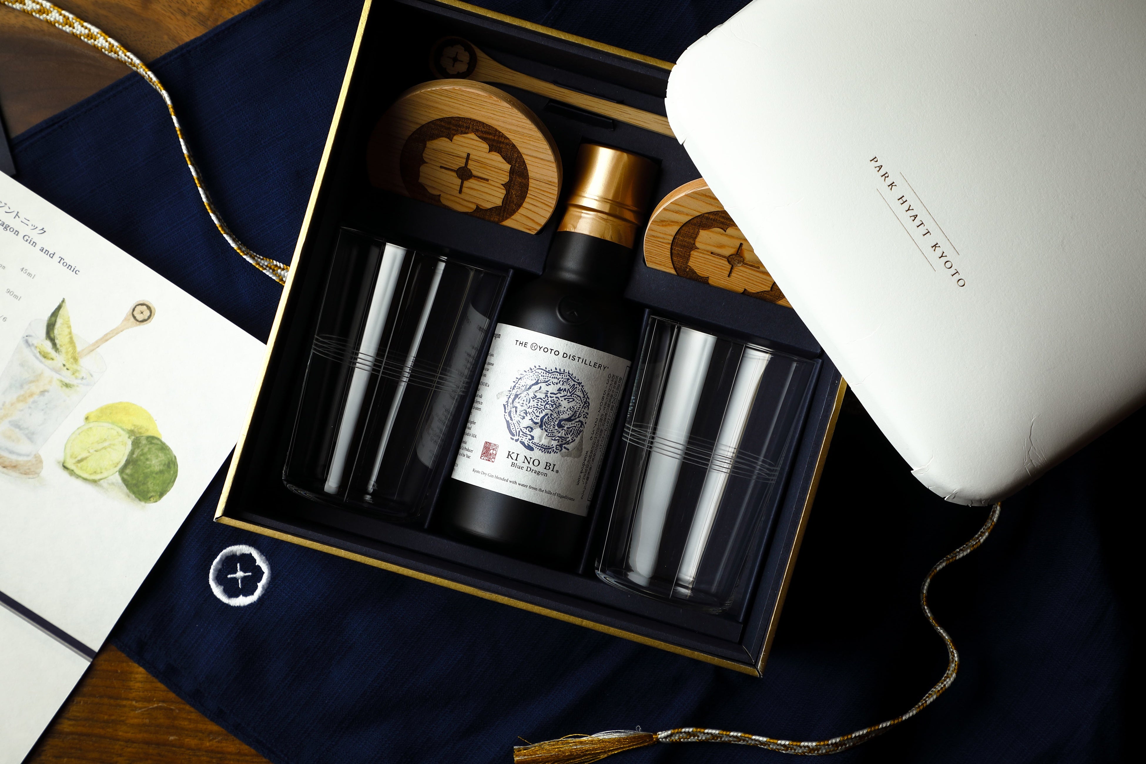 「季の美 青龍 ギフトボックス」 は木村硝子のグラスと「山荘 京大和」の檜の廃材を使ったコースターと共に