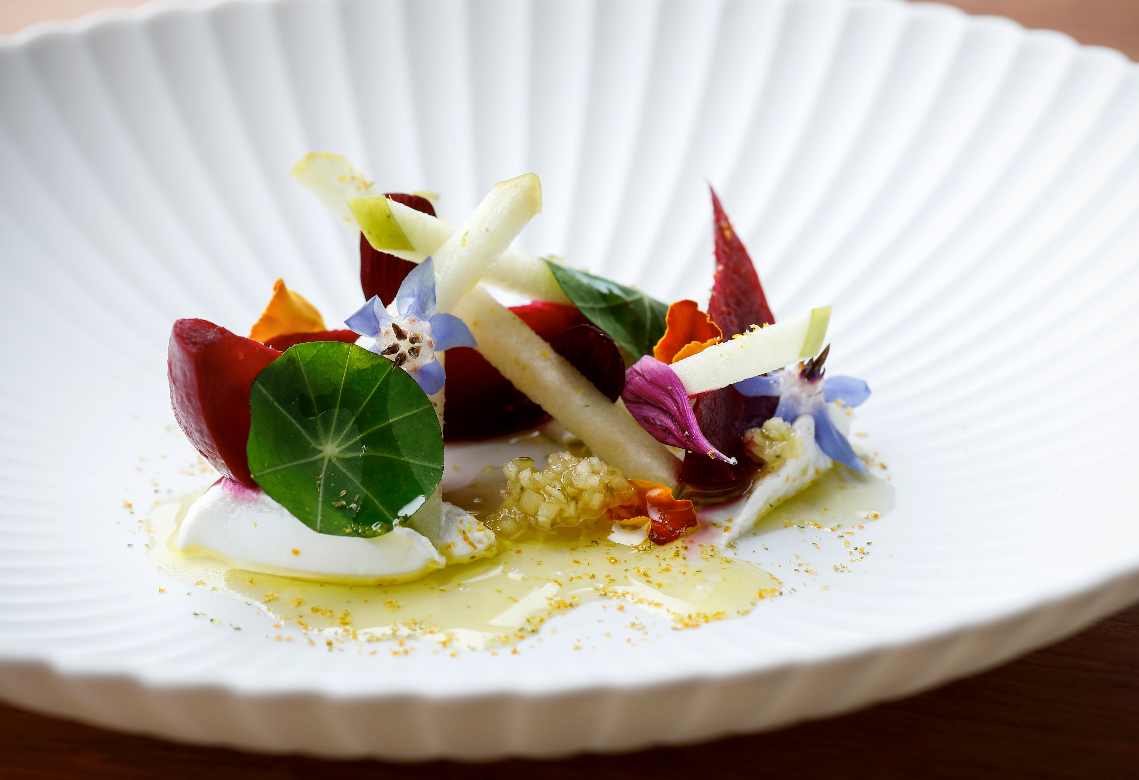 「八坂」より、無農薬野菜である青木農園のビーツなどを使用したサラダ