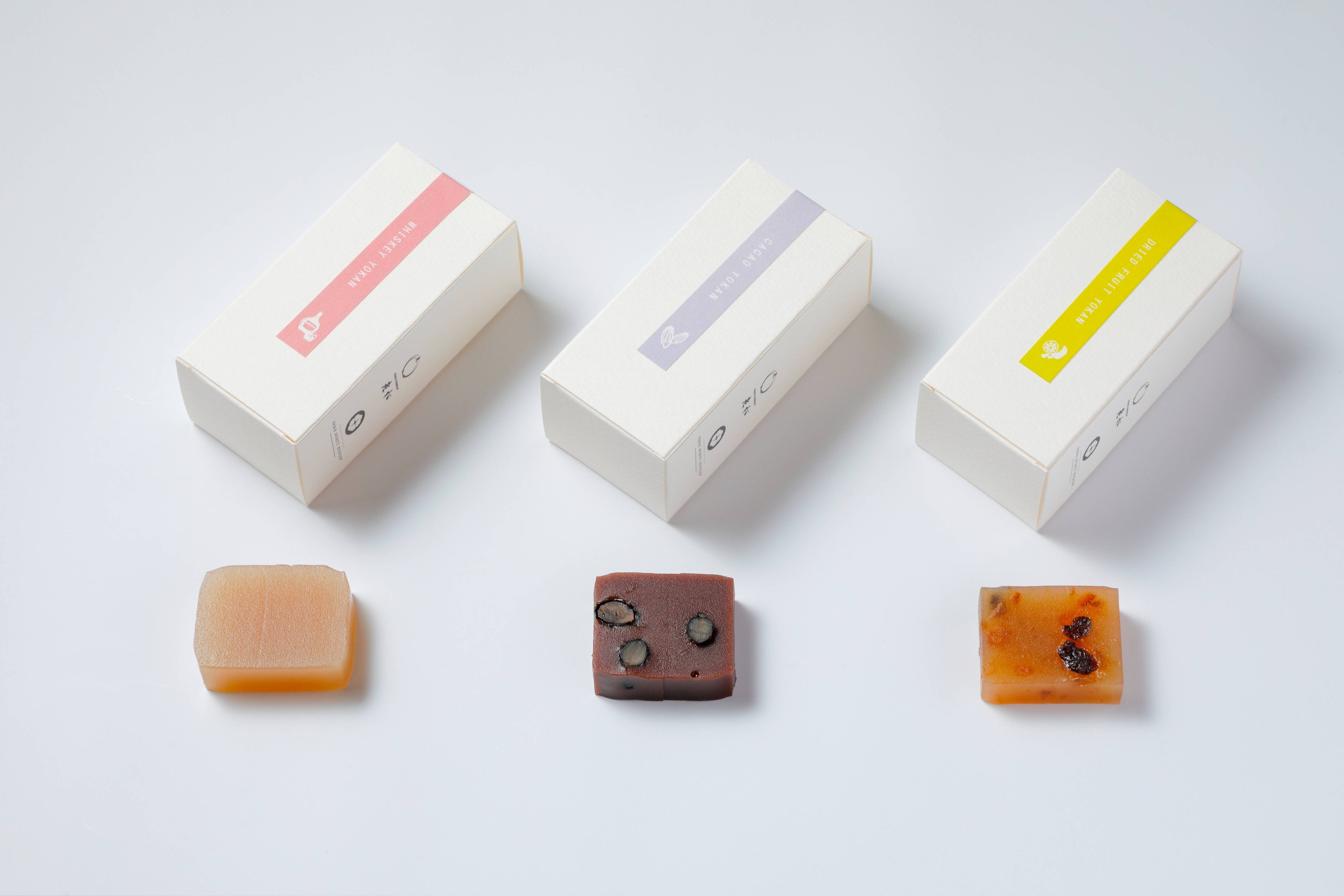 （左）“火酒羹”（ウイスキーかん）、（中央）“加加阿羹”（カカオかん）、（右）“しょう（將冠に香）果羹”（しょうかかん）