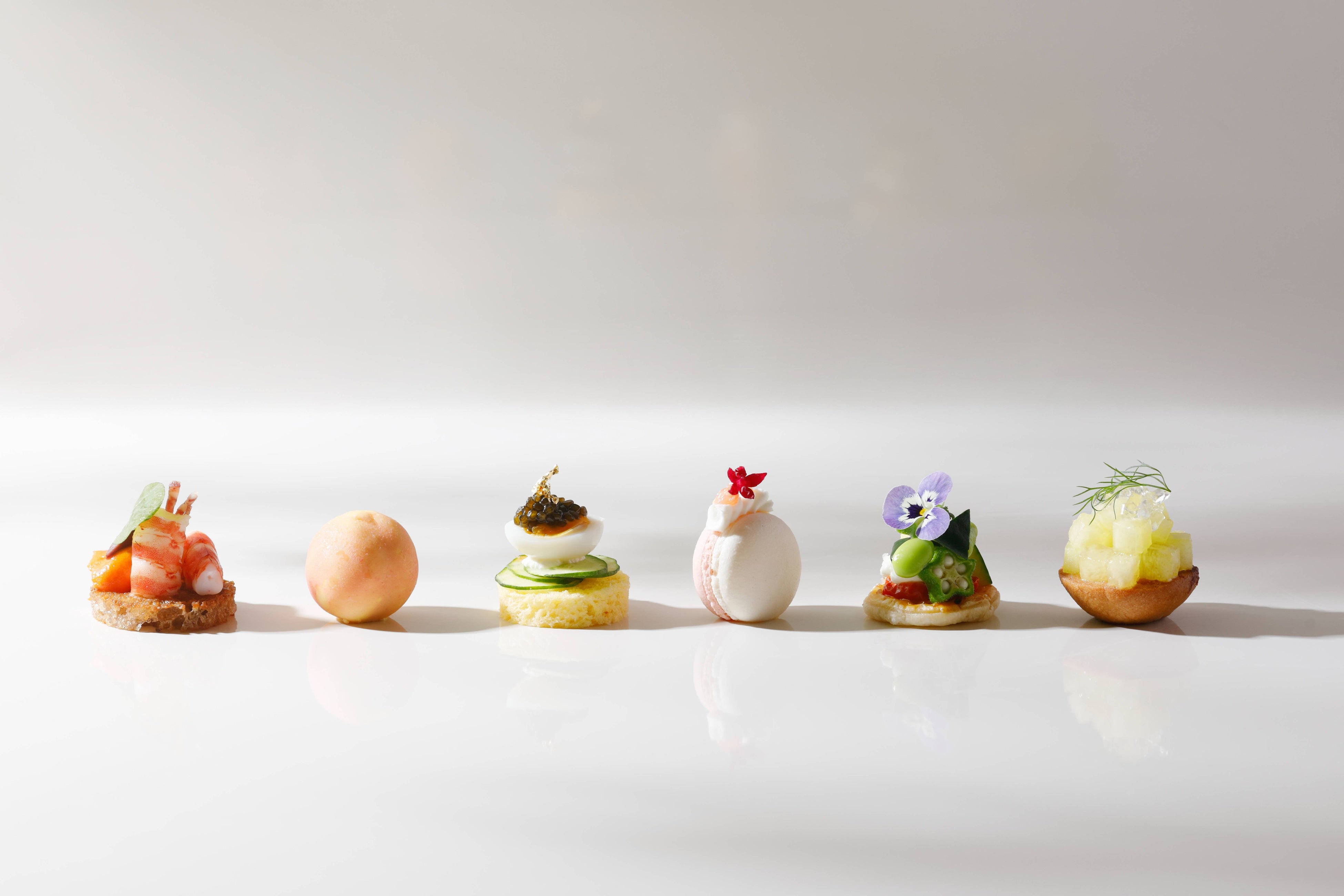 ブロンズミラースタンドより、セイボリー・スイーツアソート