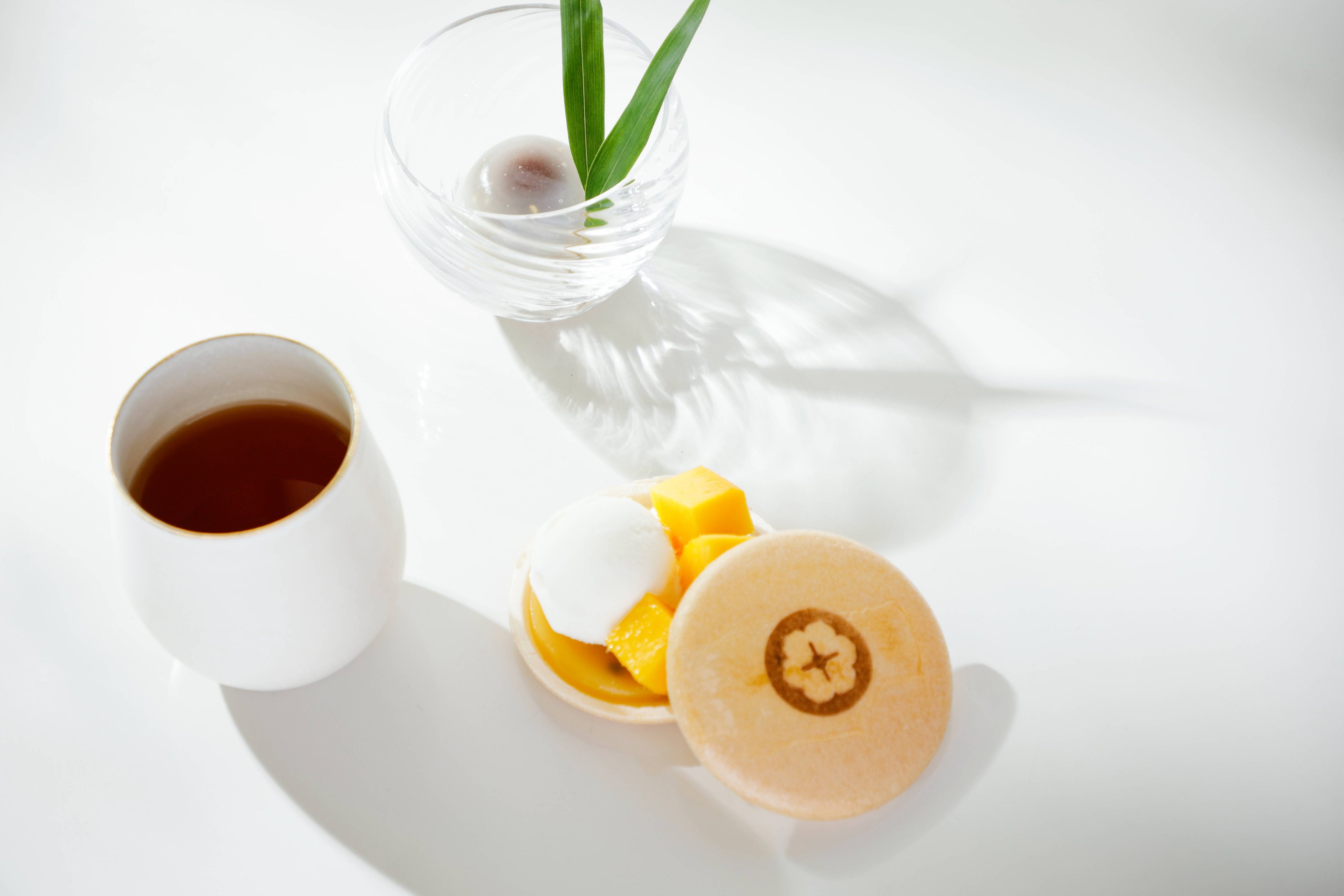 トロピカル最中、パイナップル水饅頭、びわの葉 ジャスミンブレンド お花茶