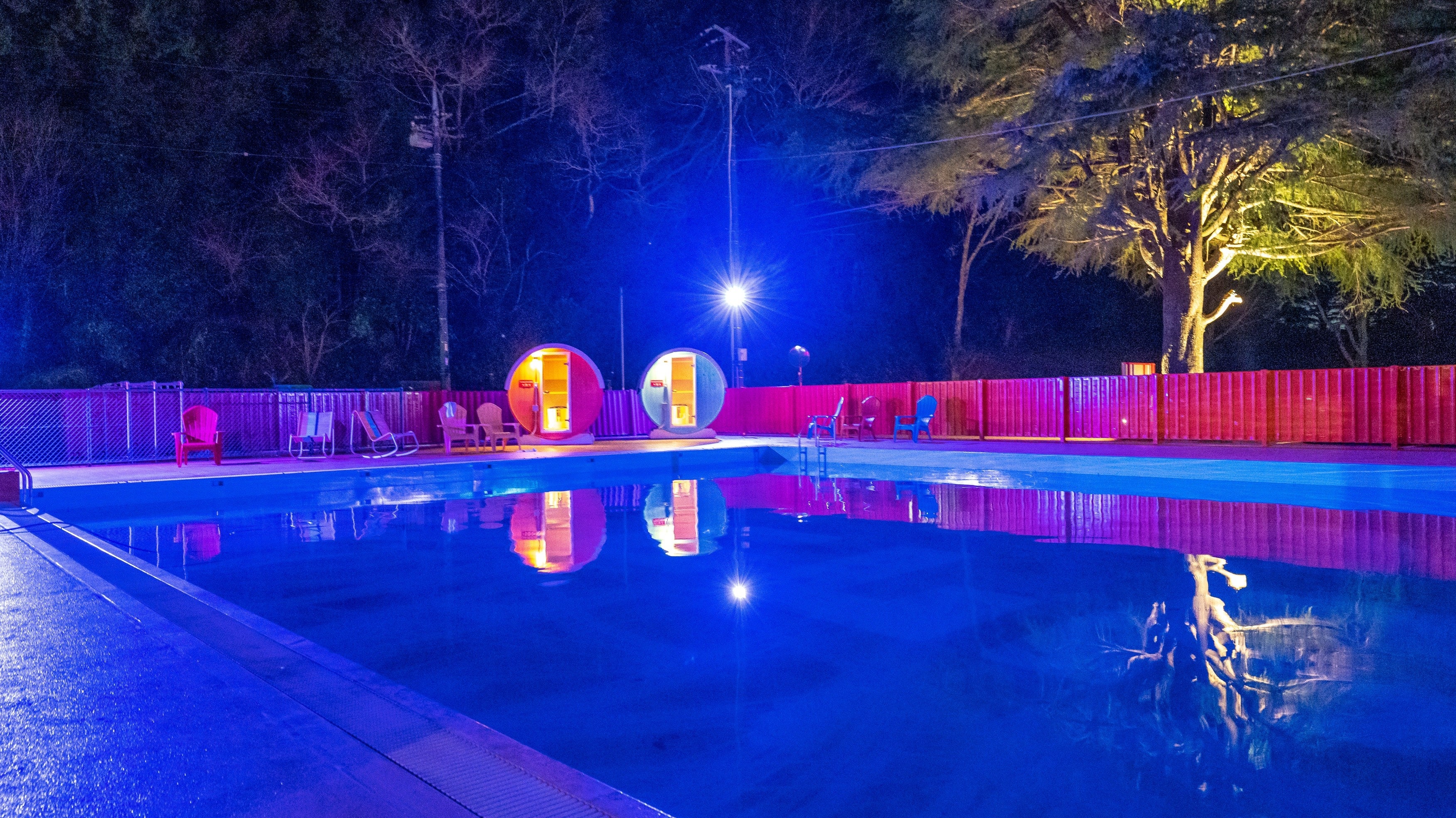 ナイトプールサイド