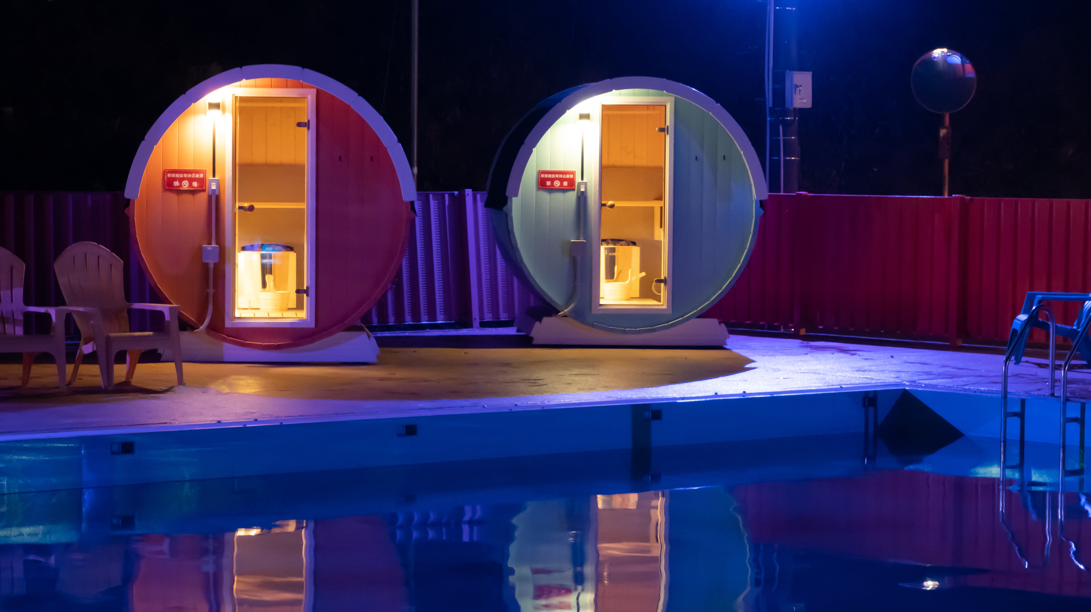 ナイトプールサイド