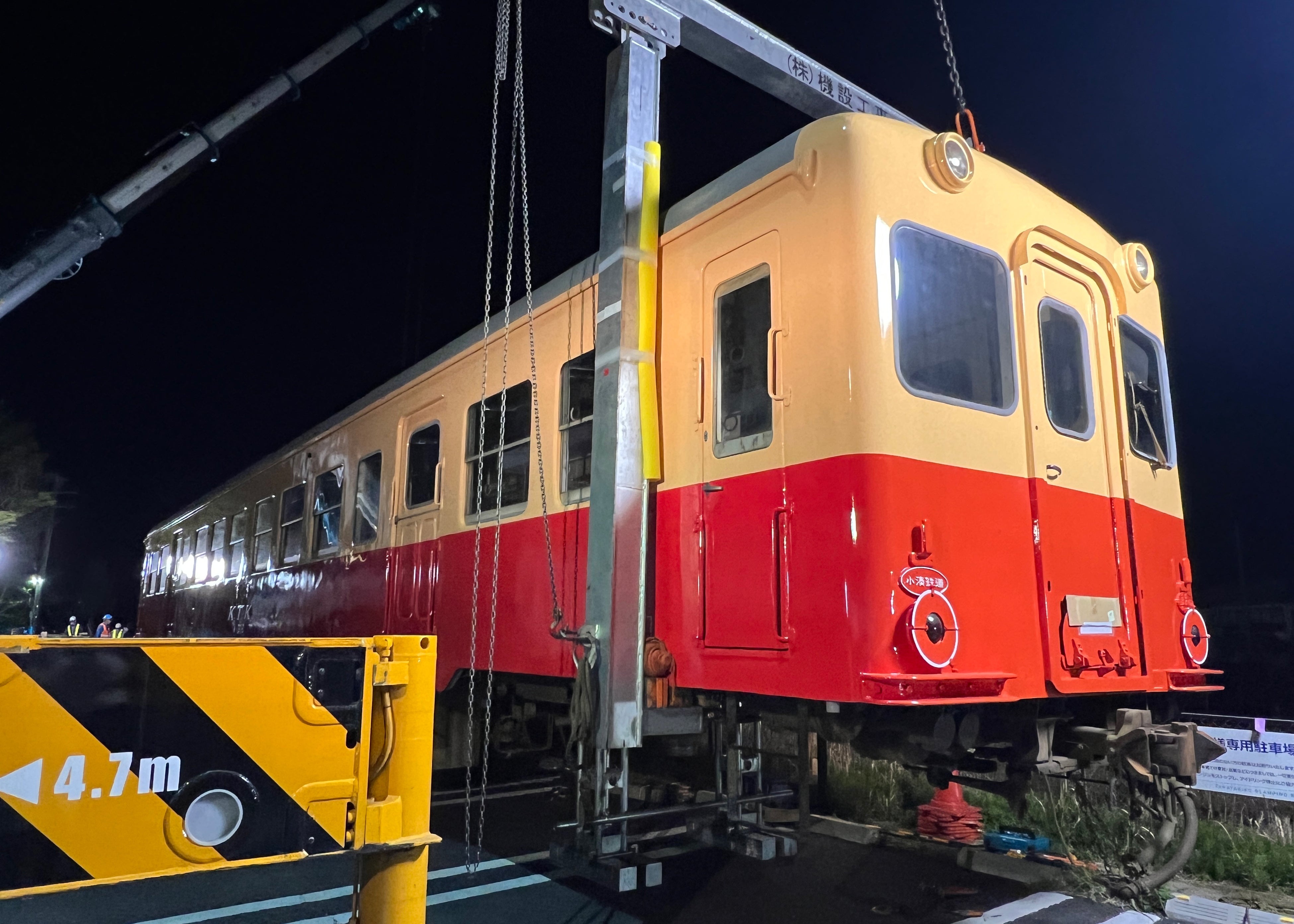 クレーンに釣り上げられ、安住地に移動されるキハ203