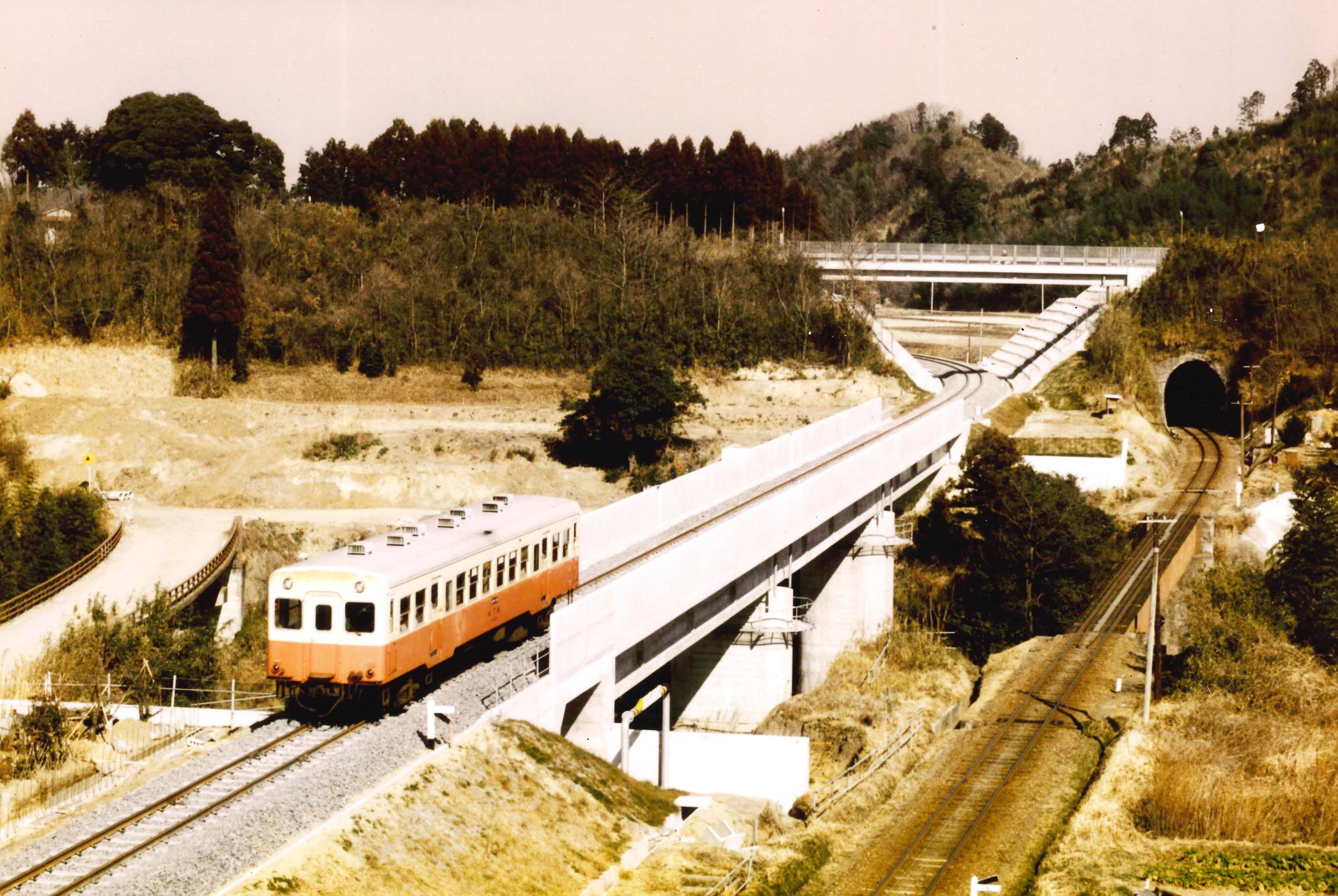 線路付け替え後の新線を走る200形