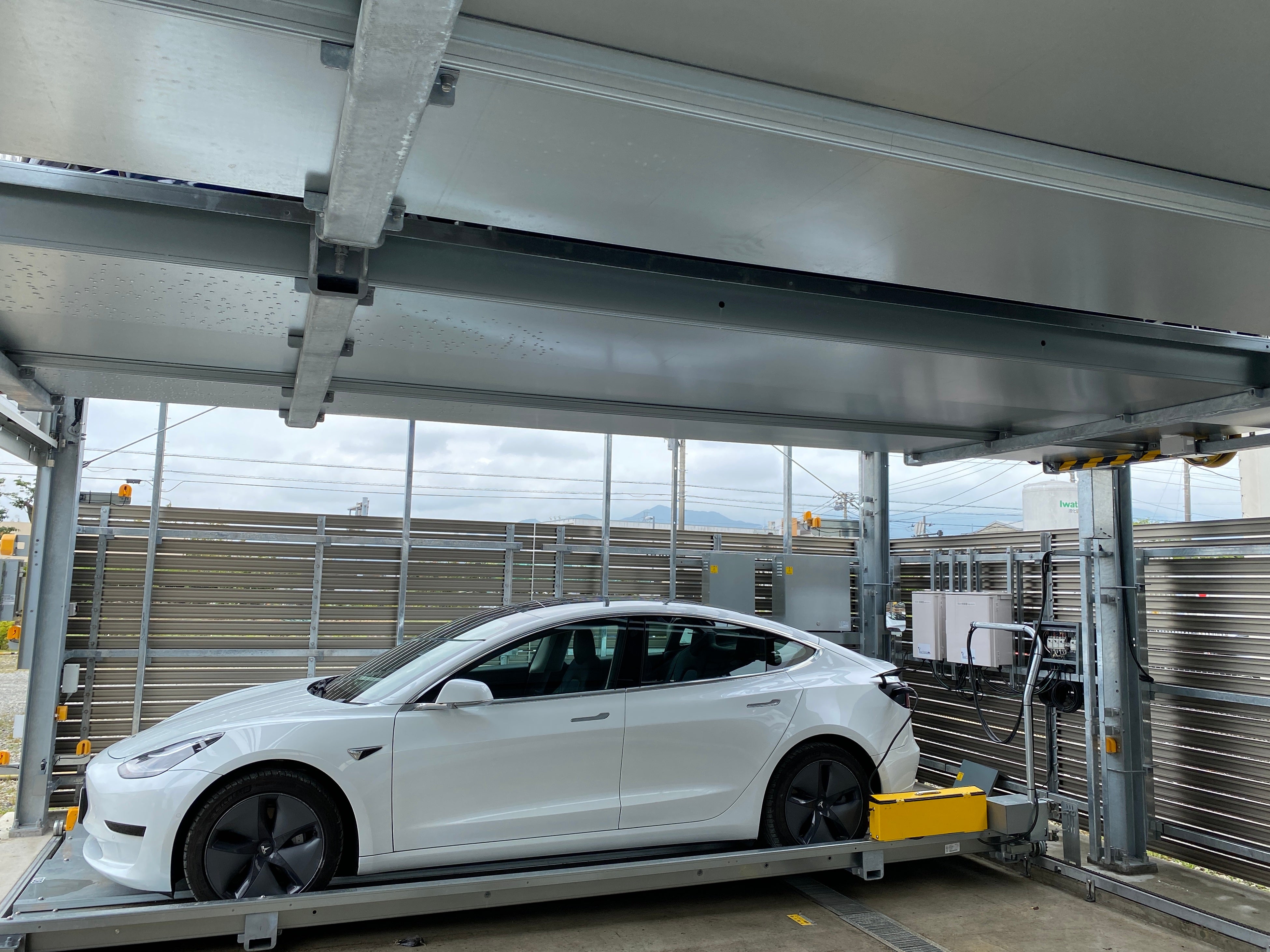 利用者はアプリから充電予約をし、利用料金は分単位でクレジット決済が可能