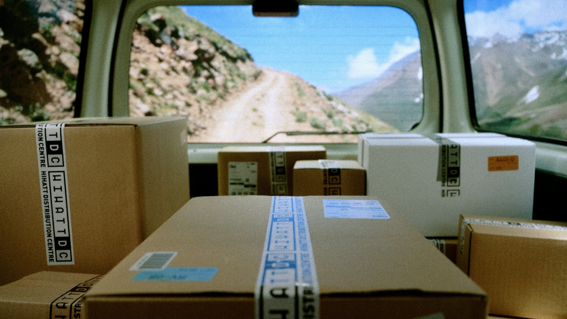 山道を進む車窓の風景