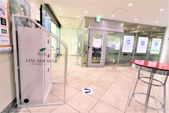 右奥に喫煙所、左に弊社製品HAL・SHOWER