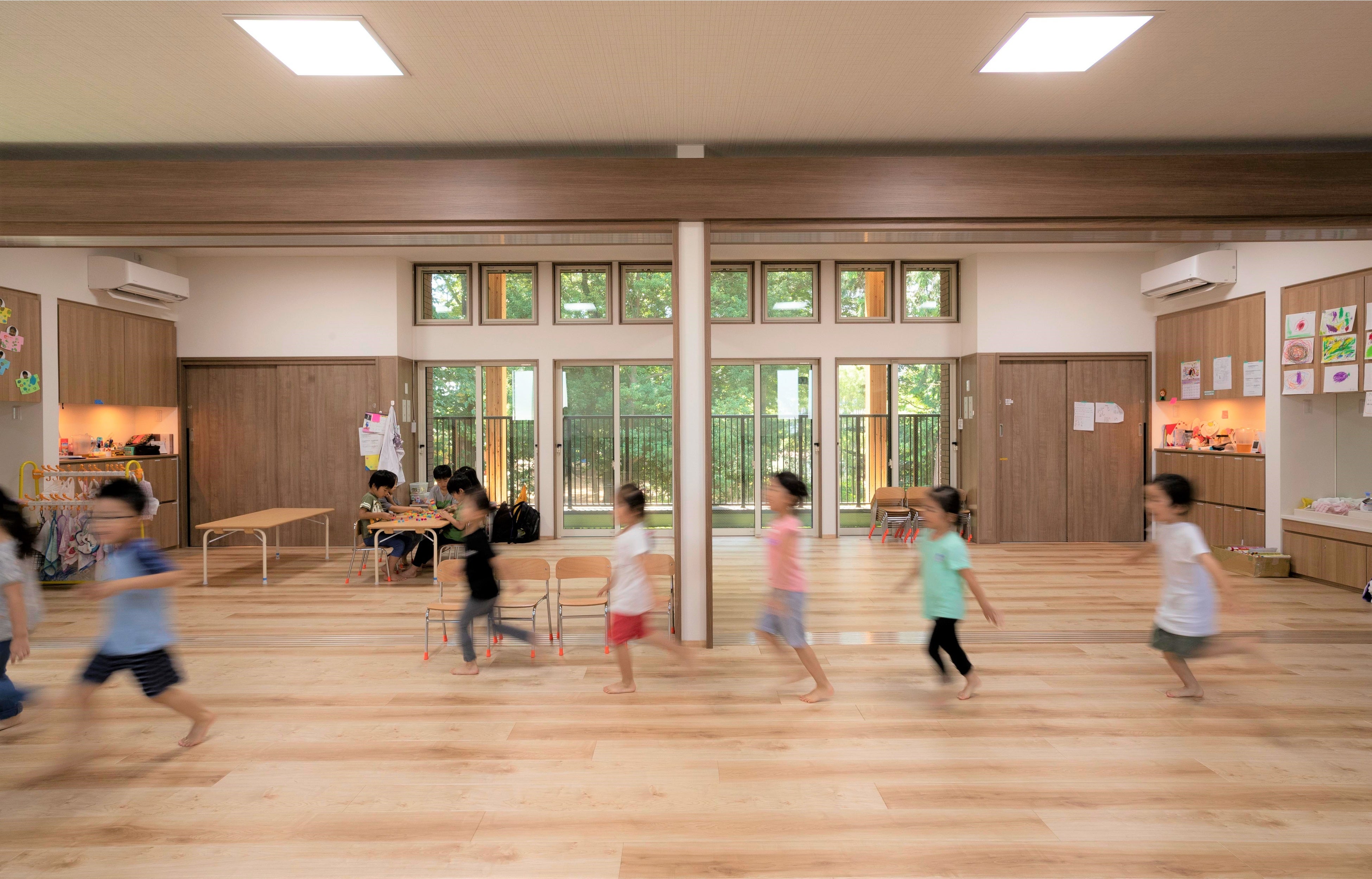 神社の緑あふれる境内へとつながる、見通しの良い保育室