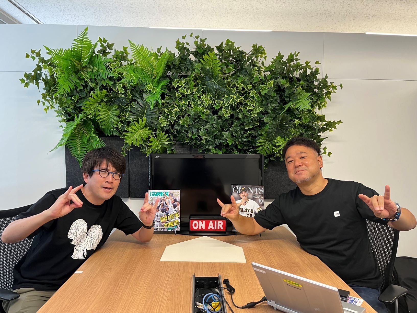 ライブ配信のMCを務める加藤デスク（左）と水井デスク