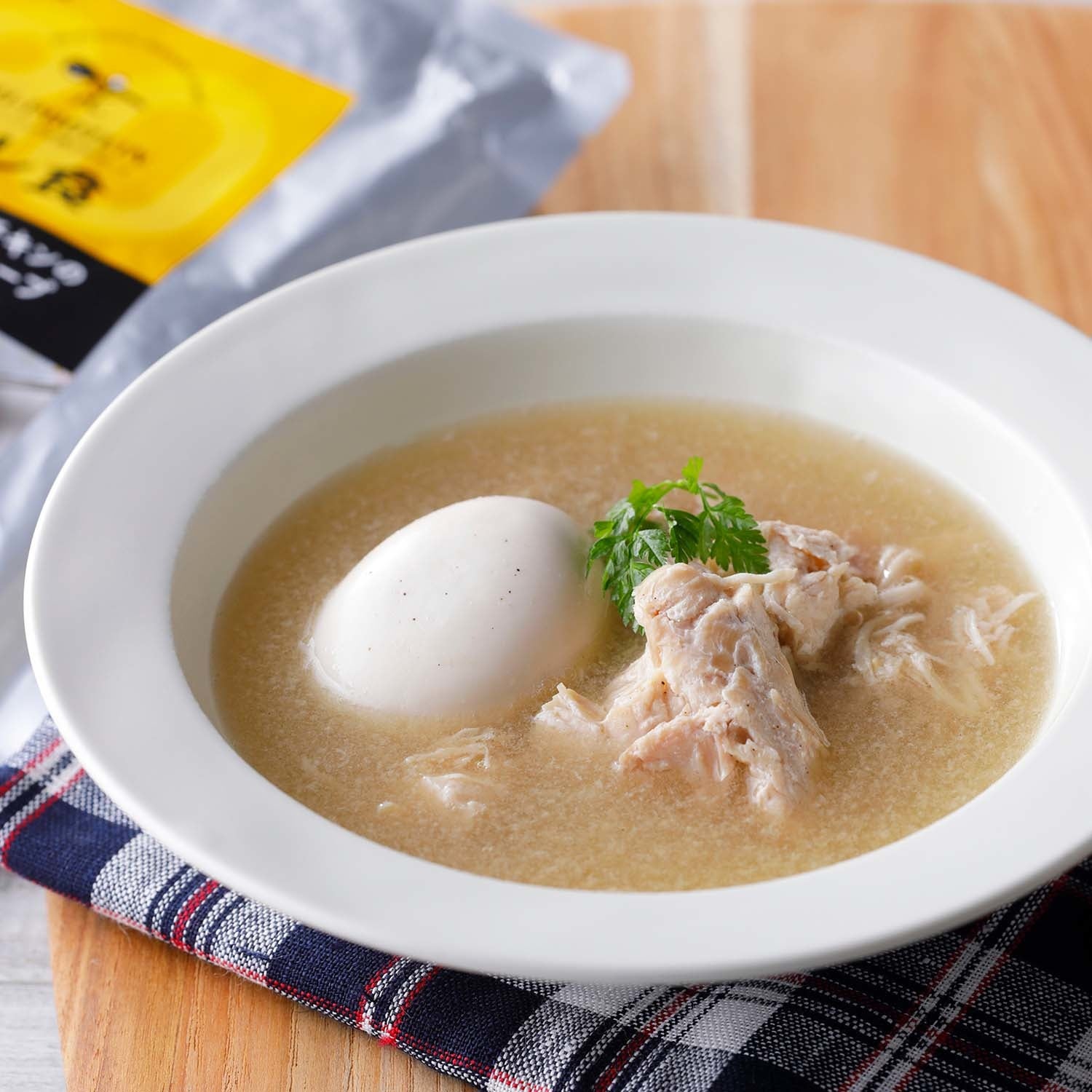 ゆでたまごがまるごと１個と２種の鶏肉入りで、しっかりとした食べ応えが自慢の「まるごと玉子とチキンのこく旨コンソメスープ」