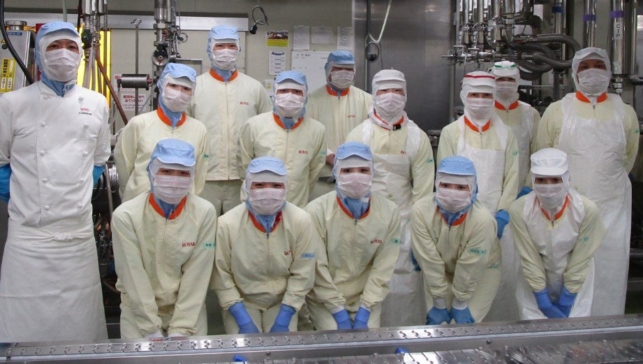 この商品はロイヤル東京工場で作りました！形は良くない訳あり品ですが、美味しいケーキですので是非食べていただけたら嬉しいです！