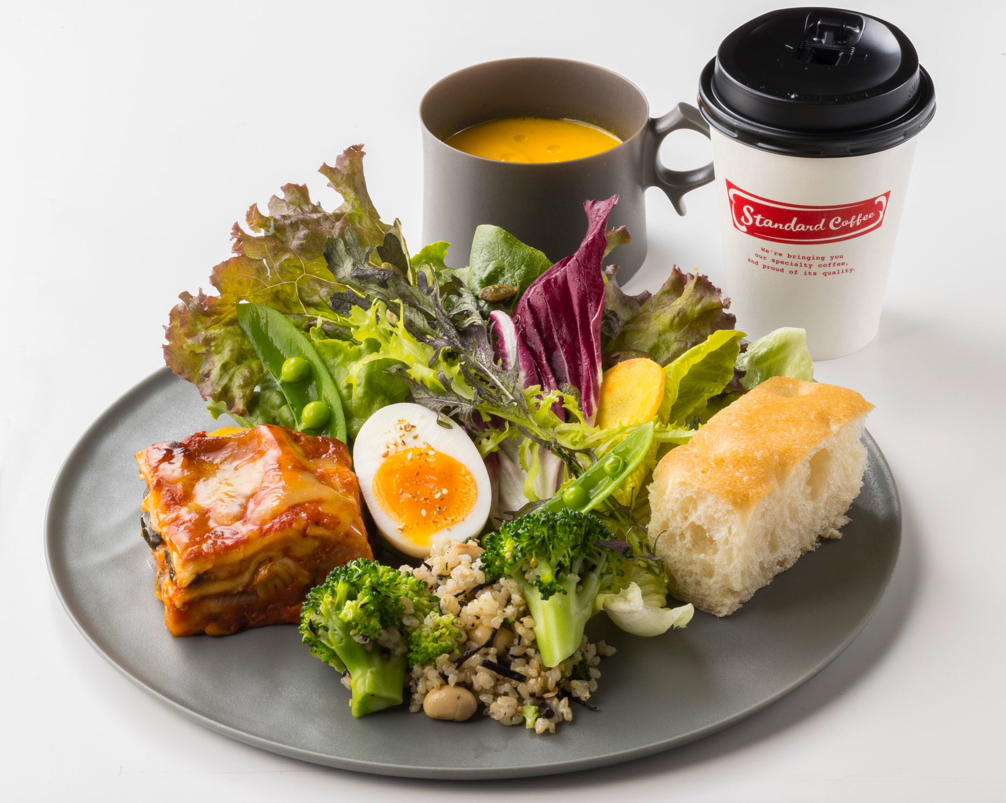 メインのサラダに2種のデリをチョイス ＋フォカッチャ、スープ、ドリンクのセット