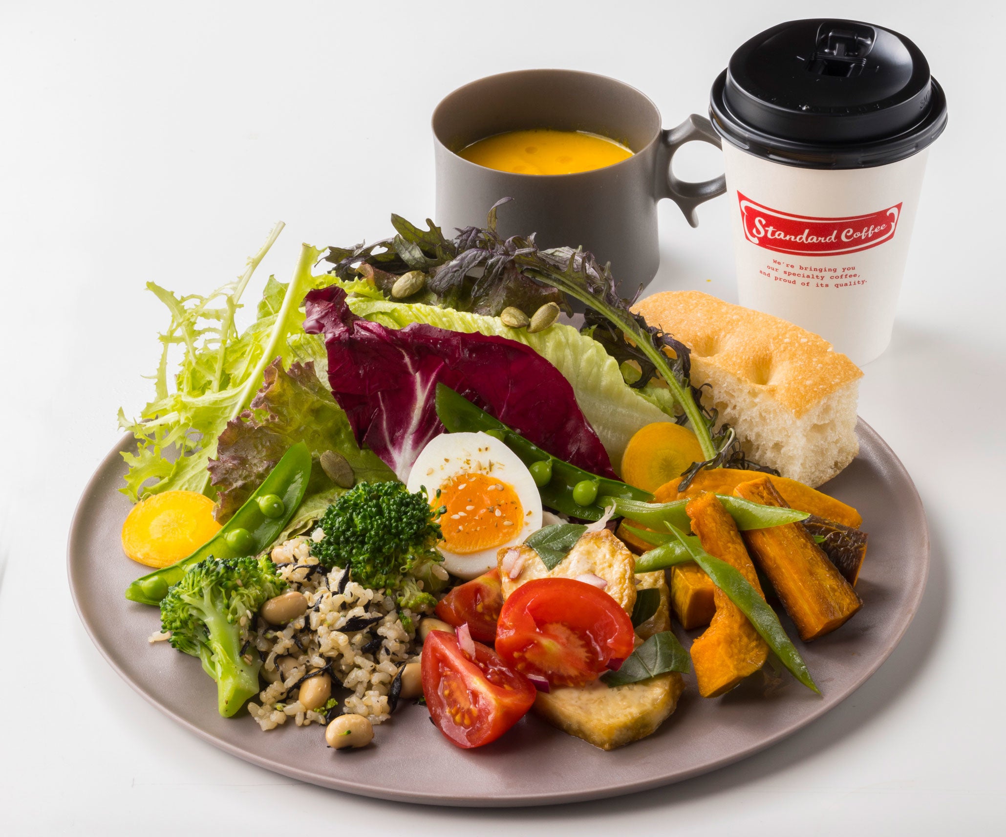 メインのサラダに3種のデリをチョイス。 ＋フォカッチャ、スープ、ドリンクのセット