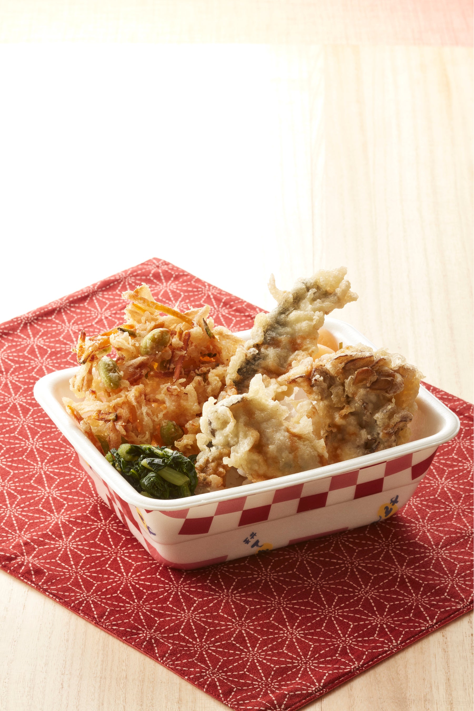 播磨灘産「牡蠣」、三陸産「秋刀魚」、「まいたけ」、「国産野菜のかき揚げ（かぼちゃ・ごぼう・山形県産秘伝豆）」、野沢菜漬けのせ