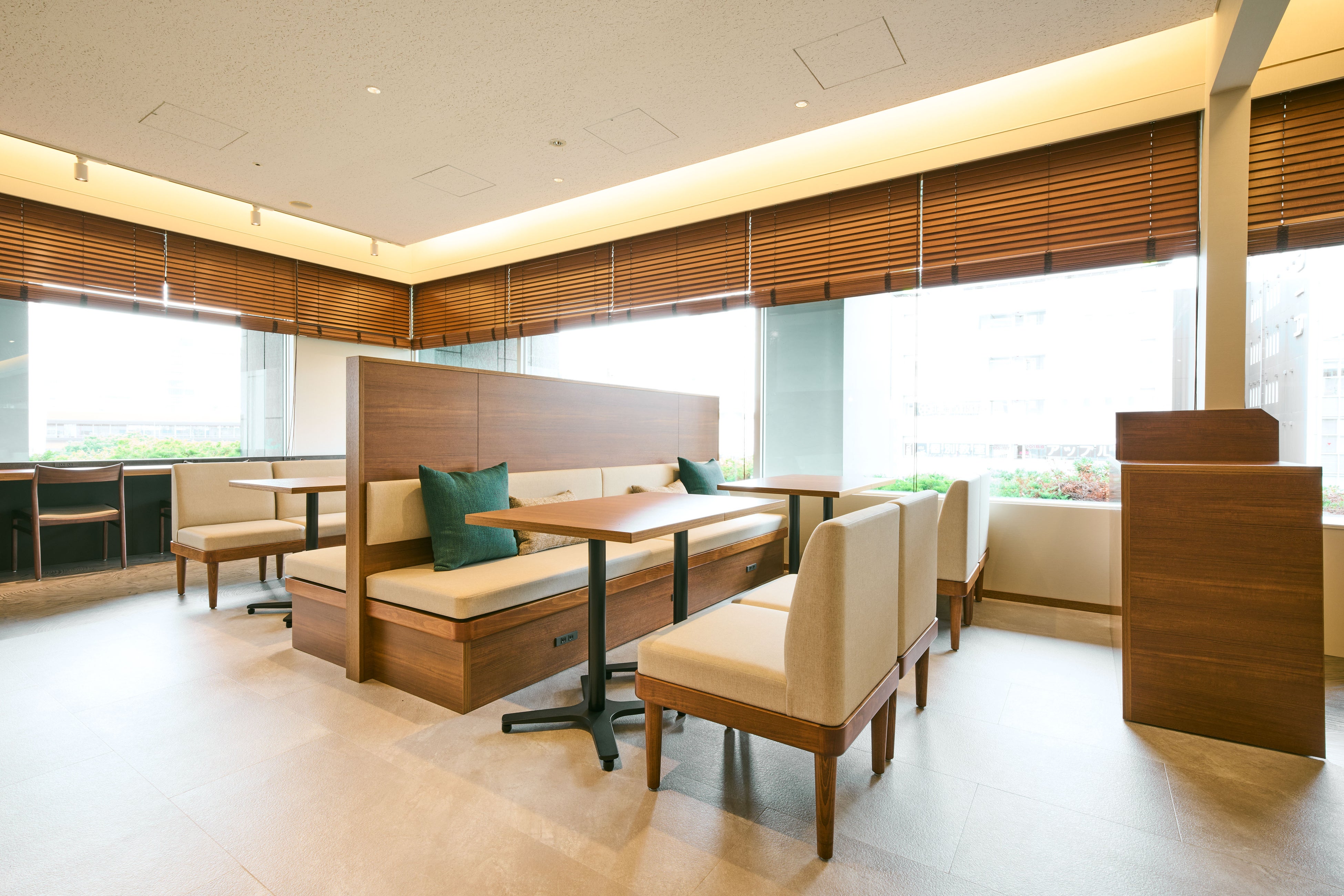 ソファーもあるテーブル席