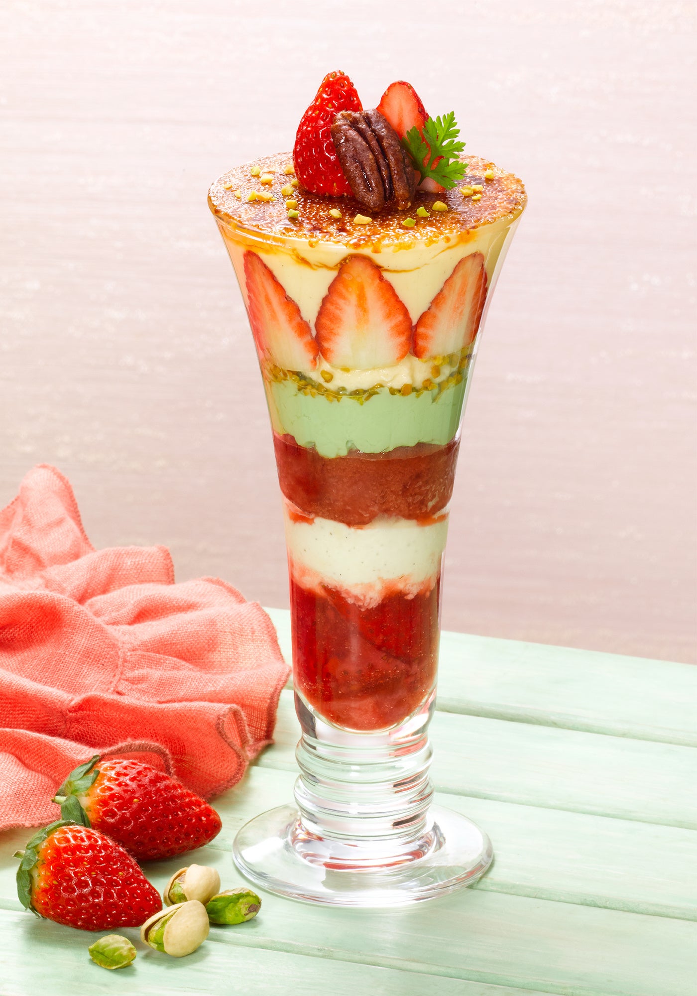 人気の苺デザートにピスタチオを添えた、彩り豊かなパフェが登場！『苺