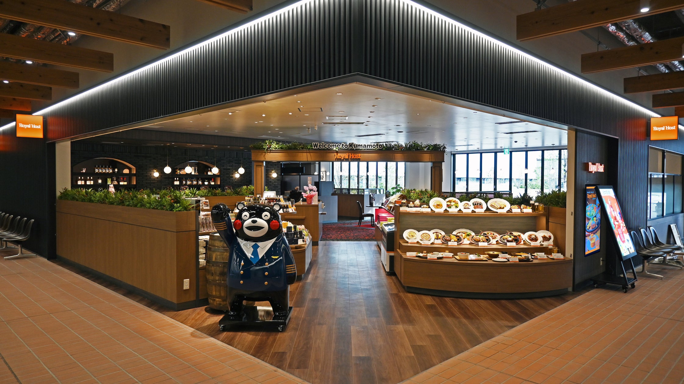 国内外の空港施設において9店舗目となる「ロイヤルホスト熊本空港店」が10月4日(金)にOPENしました!お持ち帰り用にロイヤル自慢のスイートポテトがくまモンパッケージで新登場!