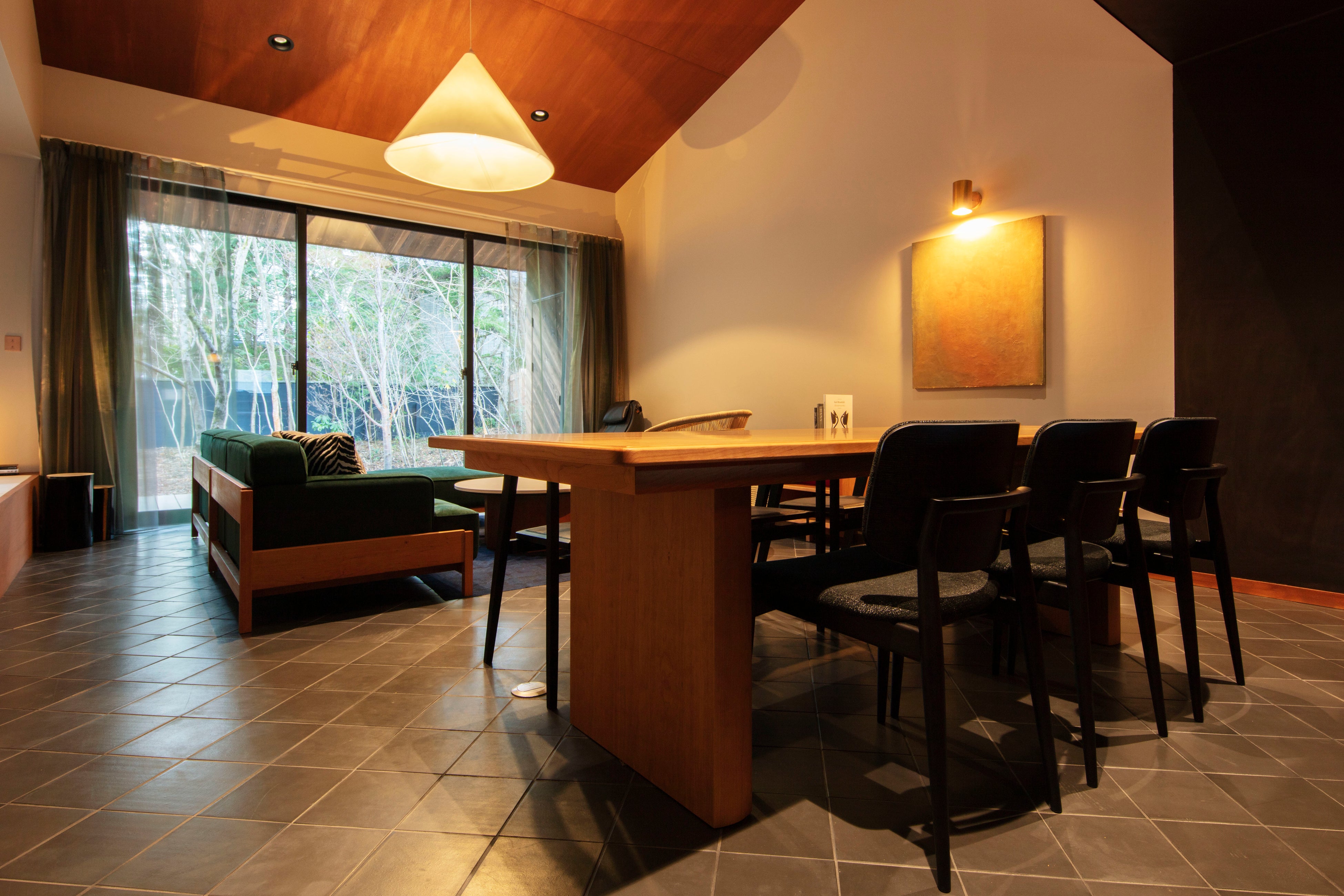 敷き瓦や和紙といった日本建築で古来より用いられている素材で、モダンながらも日本らしい静の佇まいを感じる空間としています。