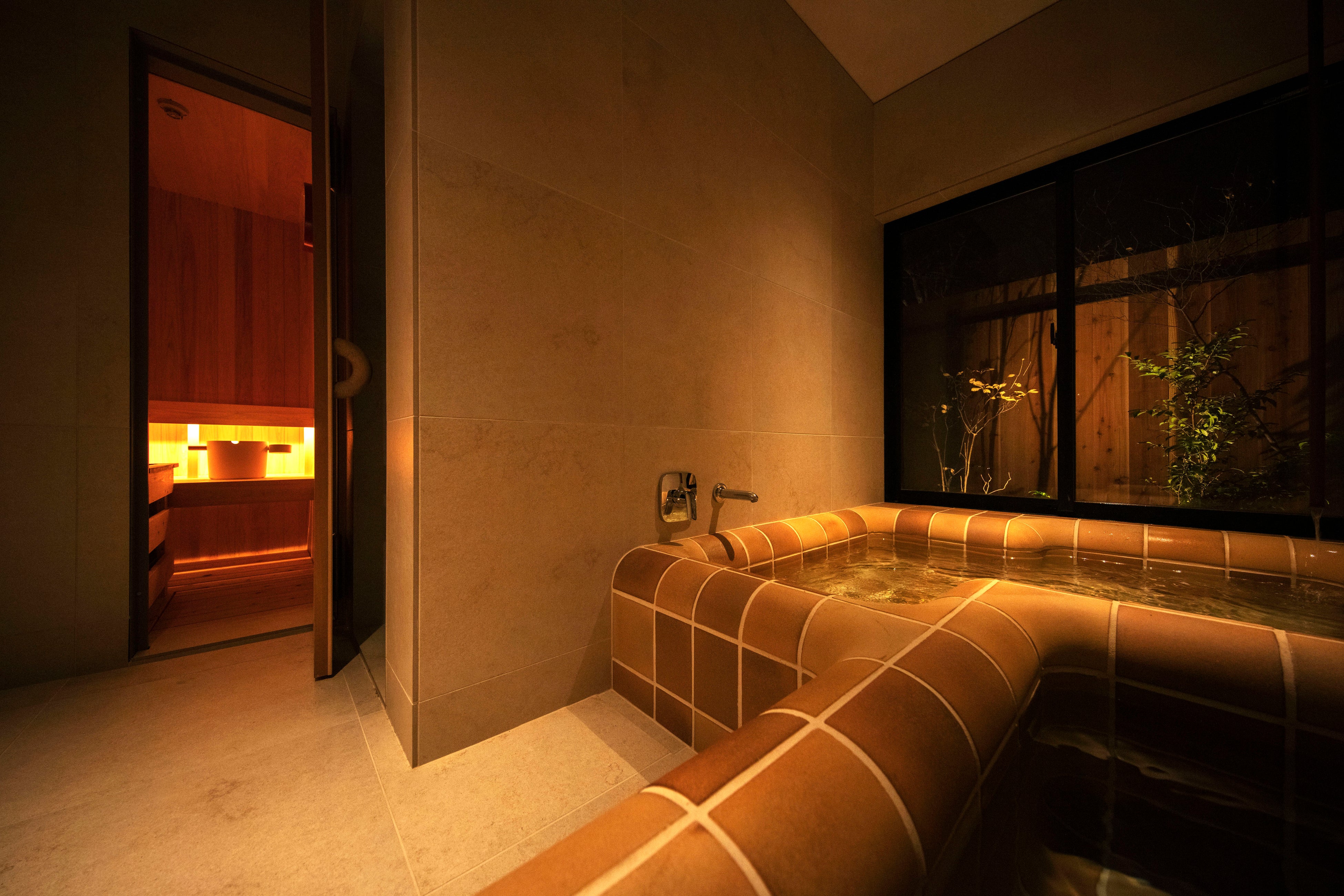 ​浴槽には素焼きのタイルを使用。丸みを帯びた浴槽で、土の温かみを感じながらゆっくりと温泉とフィンランド式本格サウナ水風呂をお楽しみいただけます。