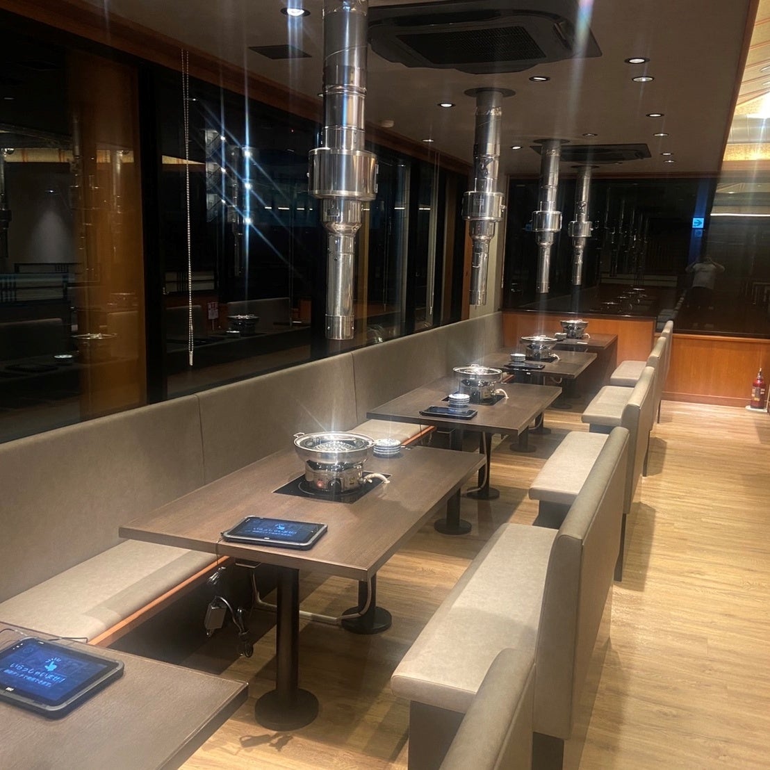 明るく清潔感ある店内