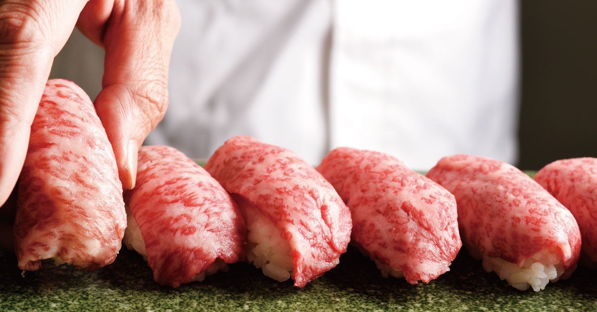 和牛ロースを使用。卓上あぶり肉寿司