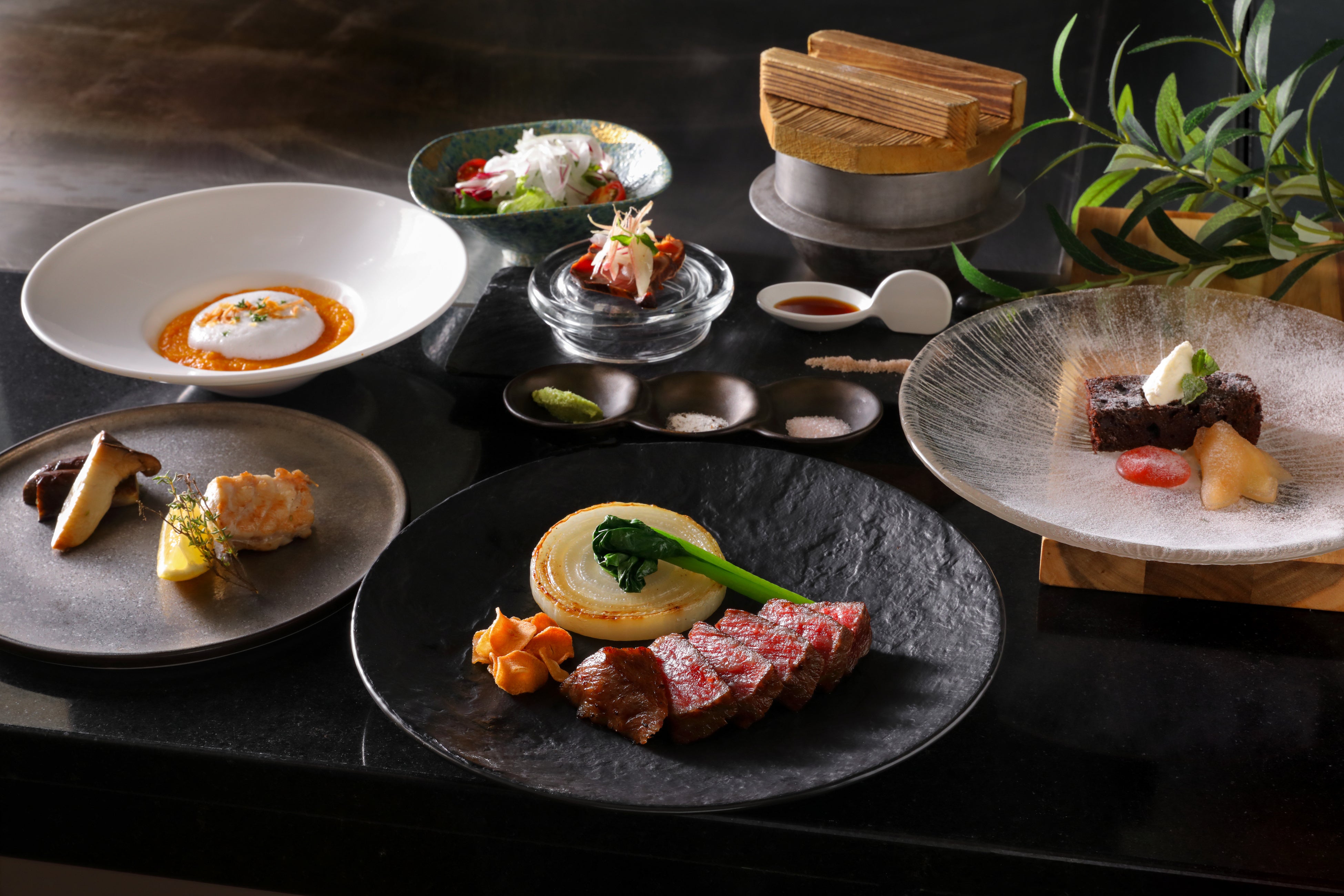 【ANAクラウンプラザホテル神戸】「鉄板焼 北野」で松茸×オリーブ牛を味わう、実りの秋