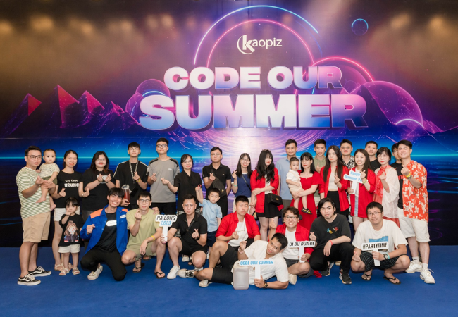 素敵なバックドロップで各事業本部の記念写真が欠かせない