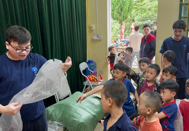 デスクトップ パソコンたけではなく、テキスト、ノート、ランドセルなども寄贈しました