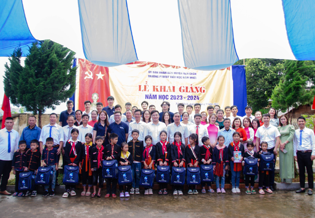 寄贈式を行い、記念写真を撮りました。