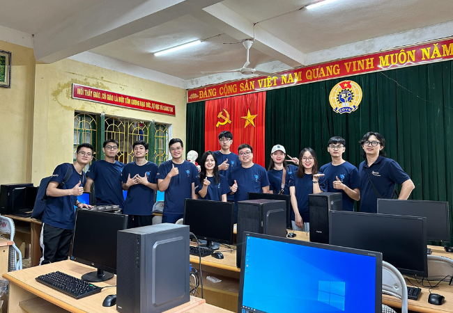 カオピーズのCEOと従業員によって「学生のコンピューター室」の設置が完了しました