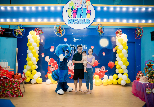 フォトスポットでは従業員たちが家族と写真を撮ったり、美しい瞬間を記録したりしました