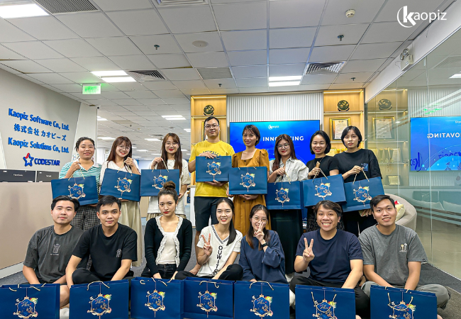 2023年の中秋節を迎えた記念の月餅を配布しました。