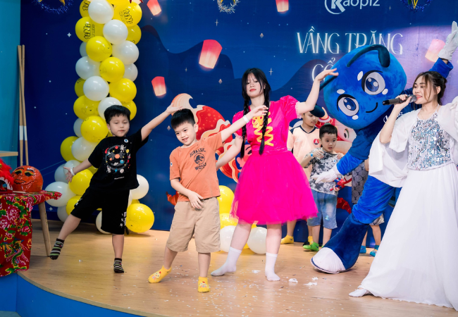 子どもたちとおとぎ話の登場人物たちが一緒に踊ります