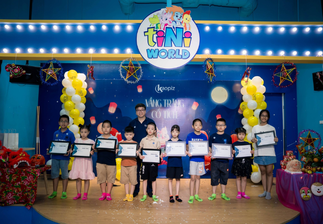 2022 年～ 2023 年度に優れた学業成績を収めた子供を表彰し、プレゼントを贈りました。 子供たちが今後も熱心に勉強します