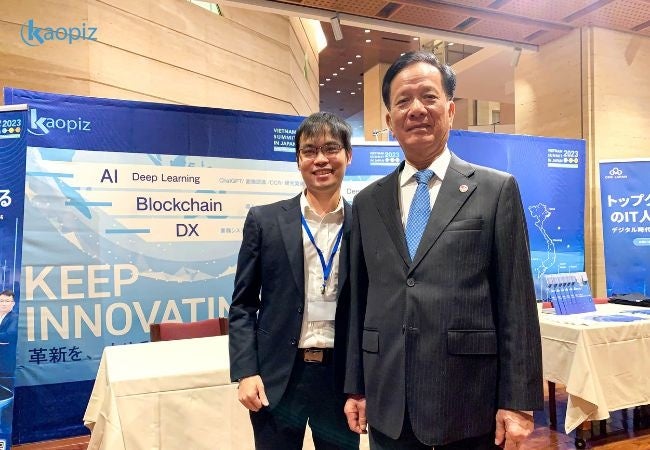 元計画投資大臣ボー・ホン・フック氏（写真右）と一緒に。